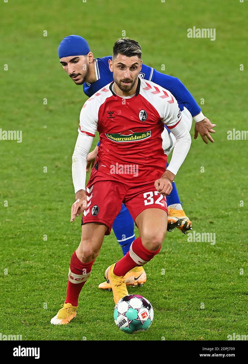 Vincenzo GRIFO (FR) e Nassim BOUJELLAB (GE), azione, duelli, calcio 1 ° Bundesliga, 12 ° incontro, FC Schalke 04 (GE) - SC Freiburg (FR) 0: 2, il 16 dicembre 2020 a Gelsenkirchen/Germania. Foto: Valeria Witters - Witters Sportphoto/Pool via FOTOAGENTUR SVEN SIMON le NORMATIVE DFL VIETANO L'USO DELLE FOTOGRAFIE COME SEQUENZE DI IMMAGINI E/O COME QUASI-VIDEO.USO ESCLUSIVAMENTE EDITORIALE. NESSUNA VENDITA SECONDARIA (RI-) ENTRO 48 ORE DOPO IL KICK-OFF. Solo per scopi giornalistici! Agenzie di stampa nazionali e internazionali NON RIVENDONO! ¬ | utilizzo in tutto il mondo Foto Stock