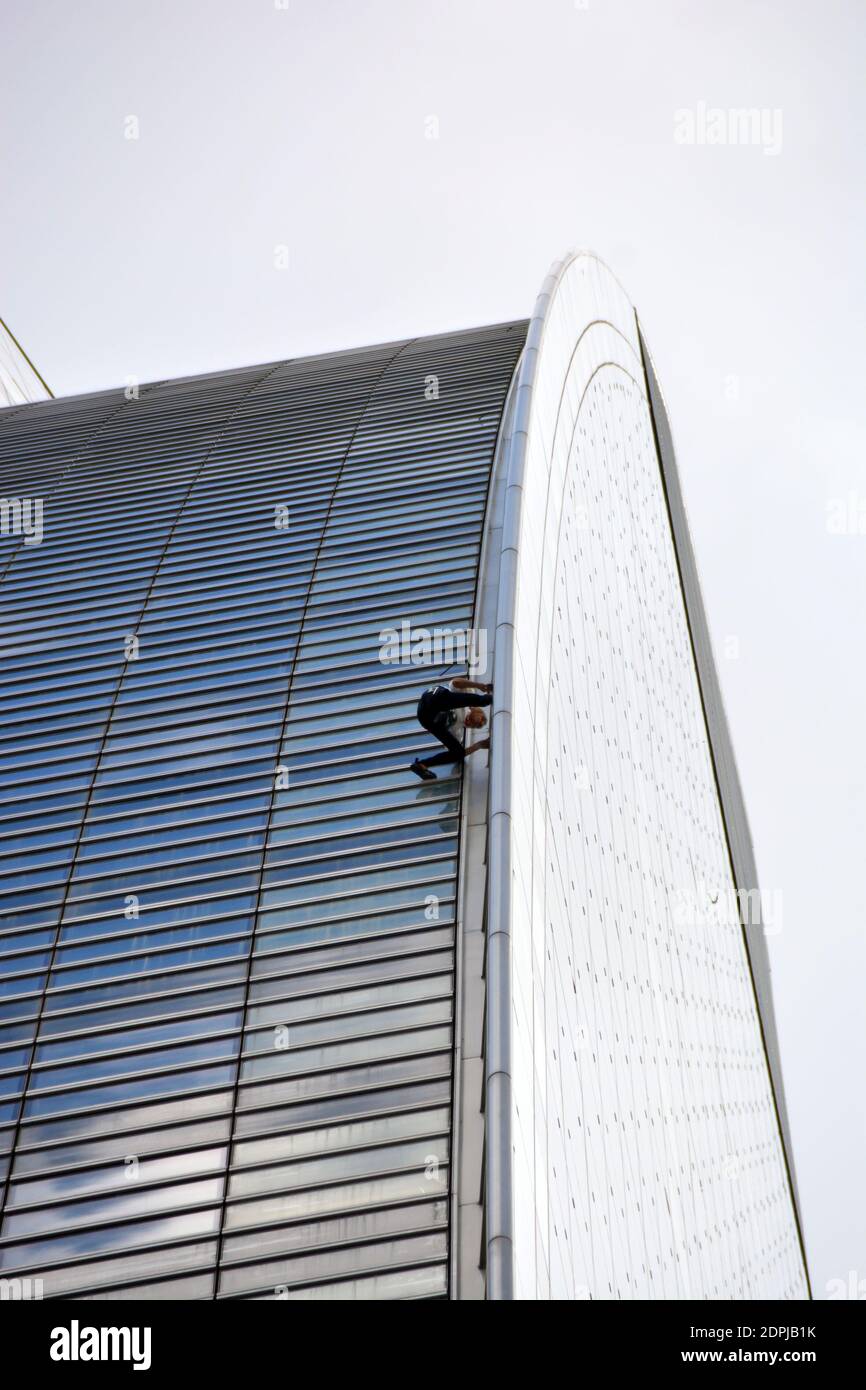 L'arrampicatore urbano francese Alain Robert soprannominato 'Spiderman' l'edificio del gruppo energetico francese Engie nel quartiere degli affari la Defense nella periferia di Nanterre a Parigi, Francia, il 23 settembre 2015. Foto di Thierry Plessis/ABACAPRESS.COM Foto Stock