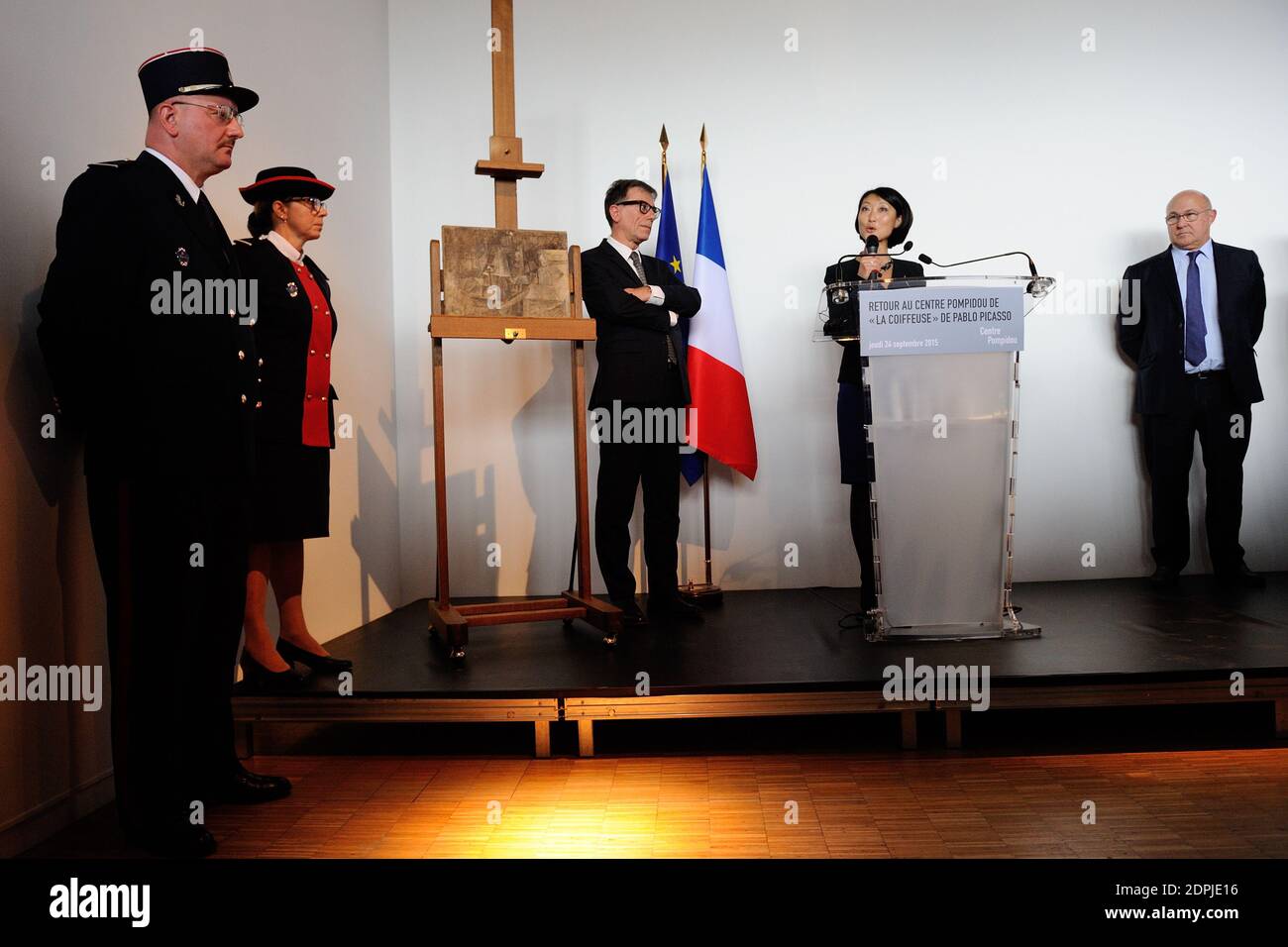 (L-R) Centro Georges-Pompidou presidente Serge Lasvignes, Ministro della Cultura e della comunicazione Fleur Pellerin e Ministro delle Finanze e dei conti pubblici Michel sapin durante una cerimonia per il ritorno del dipinto 'la Coiffeuse' (il parrucchiere) di Pablo Picasso, al Museo Centre Georges-Pompidou, a Parigi, Francia, il 24 settembre 2015. Il dipinto fu rubato nel 2001. Nel dicembre 2014, è stato inviato via Fed ex dal Belgio agli Stati Uniti come regalo di Natale. Al suo arrivo, è stato sequestrato dall'immigrazione e dalle forze dell'ordine degli Stati Uniti a Newark, New Jersey. Entro agosto 2015, è stato redu Foto Stock