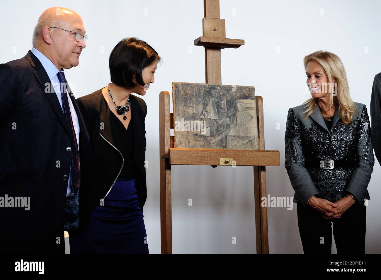 (L-R) Ministro delle finanze e dei conti pubblici Michel sapin, Ministro della cultura e della comunicazione Fleur Pellerin e ambasciatore degli Stati Uniti in Francia Jane D. Hartley durante una cerimonia per il ritorno del dipinto "la Coiffeuse" (il parrucchiere) di Pablo Picasso, presso il museo Centre Georges-Pompidou, a Parigi, Francia, il 24 settembre; 2015. Il dipinto fu rubato nel 2001. Nel dicembre 2014, è stato inviato via Fed ex dal Belgio agli Stati Uniti come regalo di Natale. Al suo arrivo, è stato sequestrato dall'immigrazione e dalle forze dell'ordine degli Stati Uniti a Newark, New Jersey. Entro l'agosto 2015, è stato restituito al Th Foto Stock