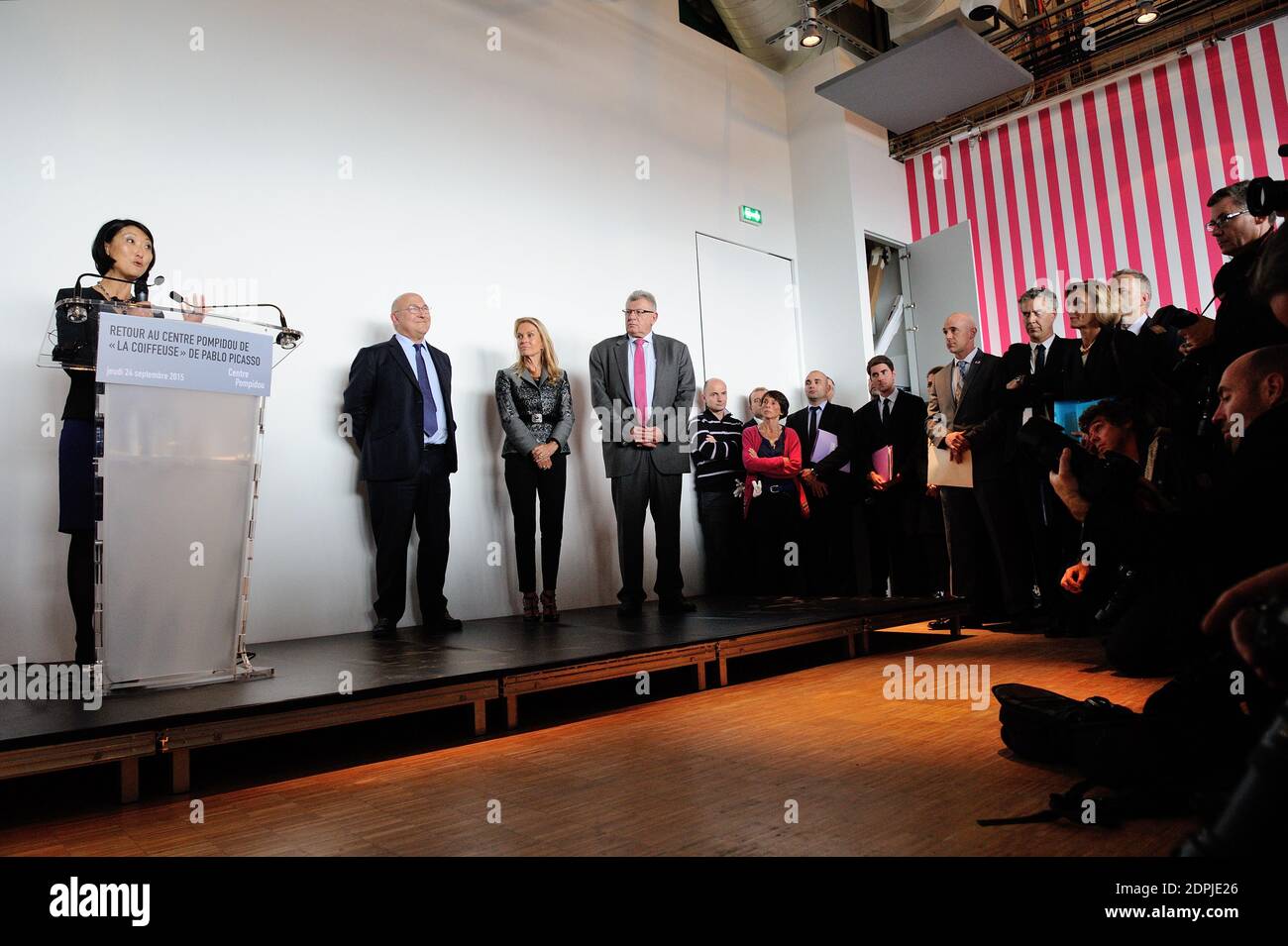 (L-R) Ministro della Cultura e della comunicazione Fleur Pellerin, Ministro delle Finanze e dei conti pubblici Michel sapin, ambasciatore degli Stati Uniti in Francia Jane D. Hartley e Segretario di Stato per il bilancio Christian Eckert durante una cerimonia per il ritorno del dipinto "la Coiffeuse" (il parrucchiere) di Pablo Picasso, Al museo Centre Georges-Pompidou, Parigi, Francia, il 24 settembre 2015. Il dipinto fu rubato nel 2001. Nel dicembre 2014, è stato inviato via Fed ex dal Belgio agli Stati Uniti come regalo di Natale. Al suo arrivo, è stato sequestrato dall'immigrazione e dalle forze dell'ordine degli Stati Uniti a Newar Foto Stock