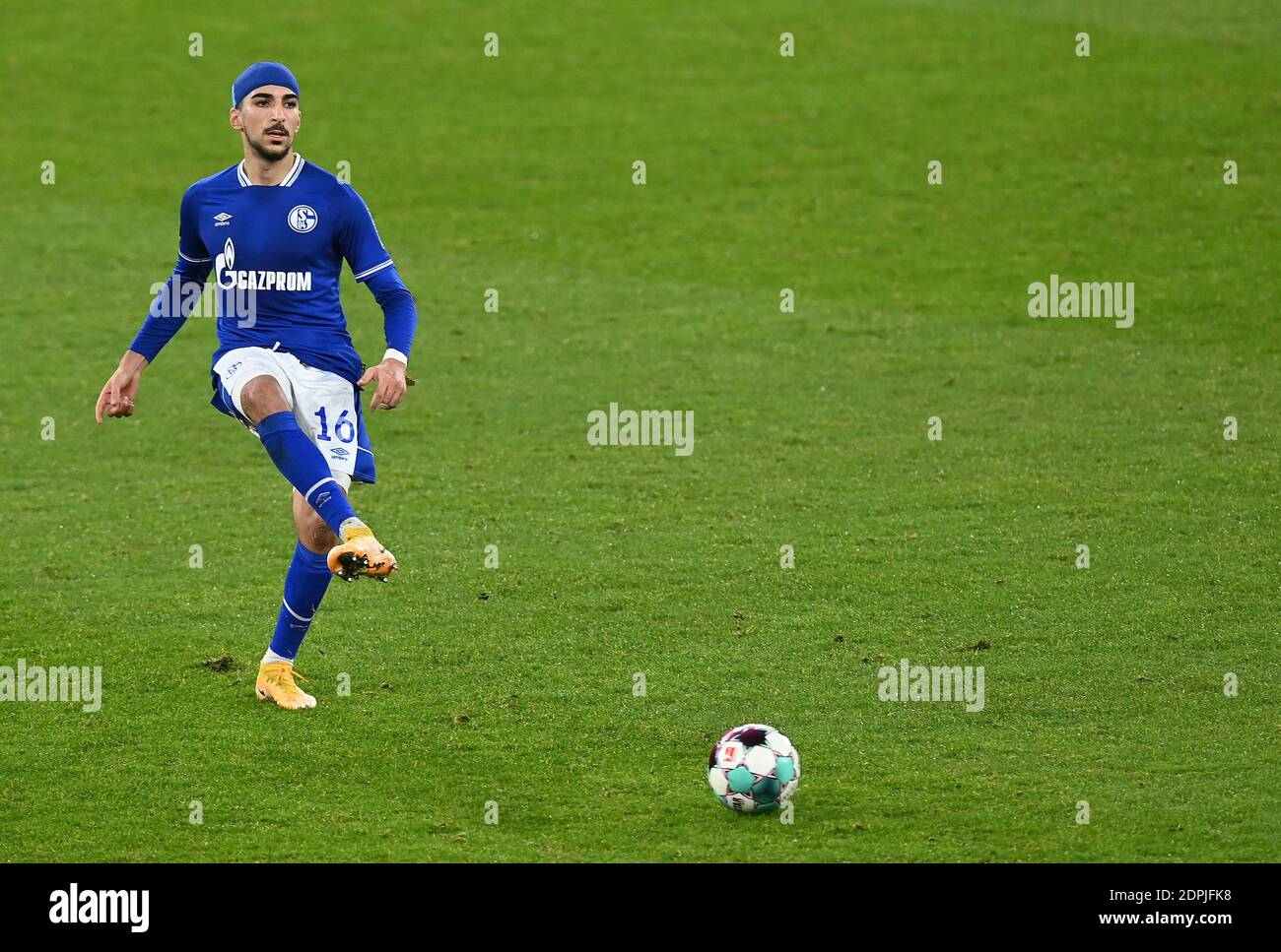 Nassim BOUJELLAB (GE), azione individuale con palla, azione, calcio 1 Bundesliga, 12 ° giorno, FC Schalke 04 (GE) - SC Freiburg (FR) 0: 2, il 16 dicembre 2020 a Gelsenkirchen/Germania. Foto: Valeria Witters - Witters Sportphoto/Pool via FOTOAGENTUR SVEN SIMON le NORMATIVE DFL VIETANO L'USO DELLE FOTOGRAFIE COME SEQUENZE DI IMMAGINI E/O COME QUASI-VIDEO.USO ESCLUSIVAMENTE EDITORIALE. NESSUNA VENDITA SECONDARIA (RI-) ENTRO 48 ORE DOPO IL KICK-OFF. Solo per scopi giornalistici! Agenzie di stampa nazionali e internazionali NON RIVENDONO! ¬ | utilizzo in tutto il mondo Foto Stock