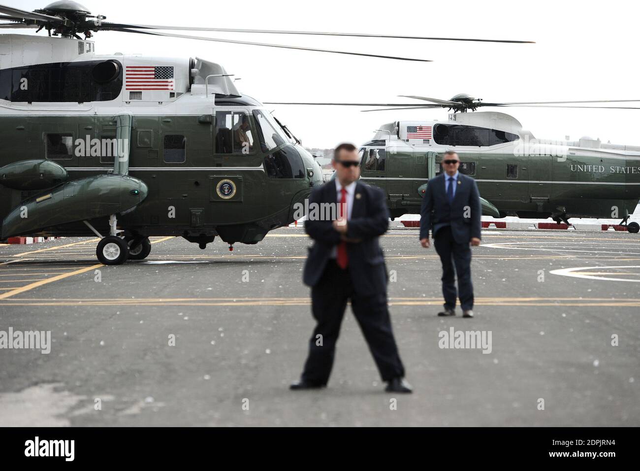 La guardia di sicurezza si trova vicino all'elicottero marino degli Stati Uniti (a sinistra) che porta il presidente degli Stati Uniti Barack Obama e la First Lady Michelle Obama prima della partenza dall'eliporto di Downtown Manhattan/Wall Street verso l'aeroporto JFK a New York City, NY, USA, il 29 settembre 2015. Foto di Anthony Behar/piscina/ABACAPRESS.COM Foto Stock