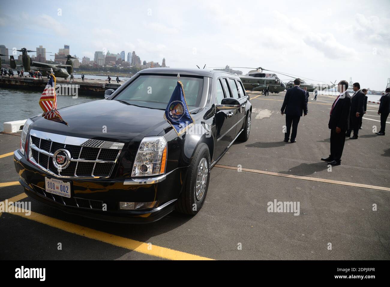 Sicurezza dettaglio accesso guardia al asfalto dove l'elicottero marino degli Stati Uniti (a sinistra) con il presidente degli Stati Uniti Barack Obama e First Lady Michelle Obama si prepara per la partenza dal centro di Manhattan / Wall Street eliporto verso l'aeroporto JFK a New York City, NY, USA, il 29 settembre 2015. Foto di Anthony Behar/piscina/ABACAPRESS.COM Foto Stock