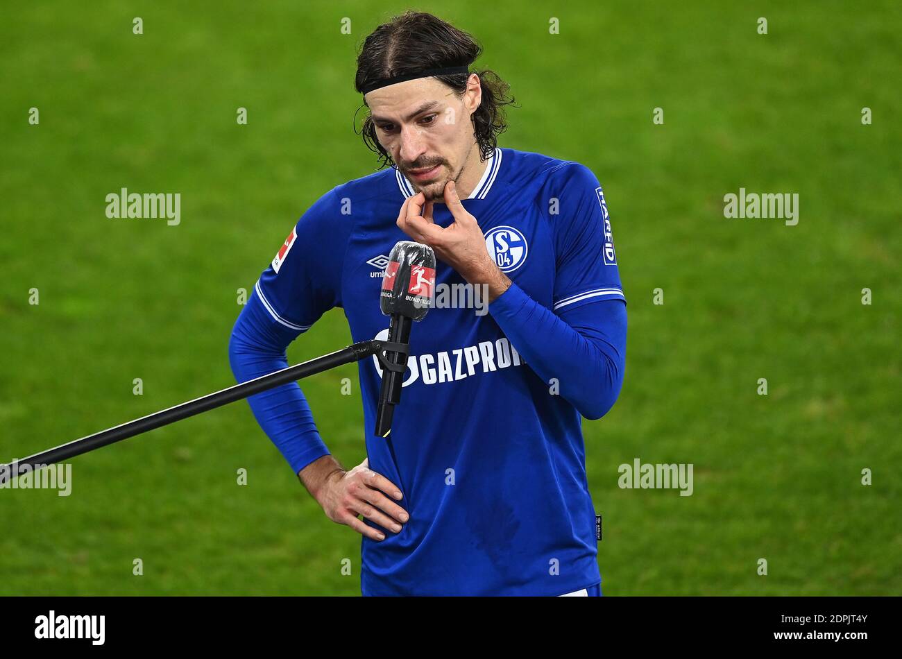 Benjamin STAMBOULI (GE), deluso, enttvssucht, Enttvssuchung, Enttaeuschung, Intervista, 1° Bundesliga, 12° giorno, FC Schalke 04 (GE) - SC Freiburg (FR) 0: 2, il 16 dicembre 2020 a Gelsenkirchen/Germania. Foto: Valeria Witters - Witters Sportphoto/Pool via FOTOAGENTUR SVEN SIMON le NORMATIVE DFL VIETANO L'USO DELLE FOTOGRAFIE COME SEQUENZE DI IMMAGINI E/O COME QUASI-VIDEO.USO ESCLUSIVAMENTE EDITORIALE. NESSUNA VENDITA SECONDARIA (RI-) ENTRO 48 ORE DOPO IL KICK-OFF. Solo per scopi giornalistici! Agenzie di stampa nazionali e internazionali NON RIVENDONO! ¬ | utilizzo in tutto il mondo Foto Stock