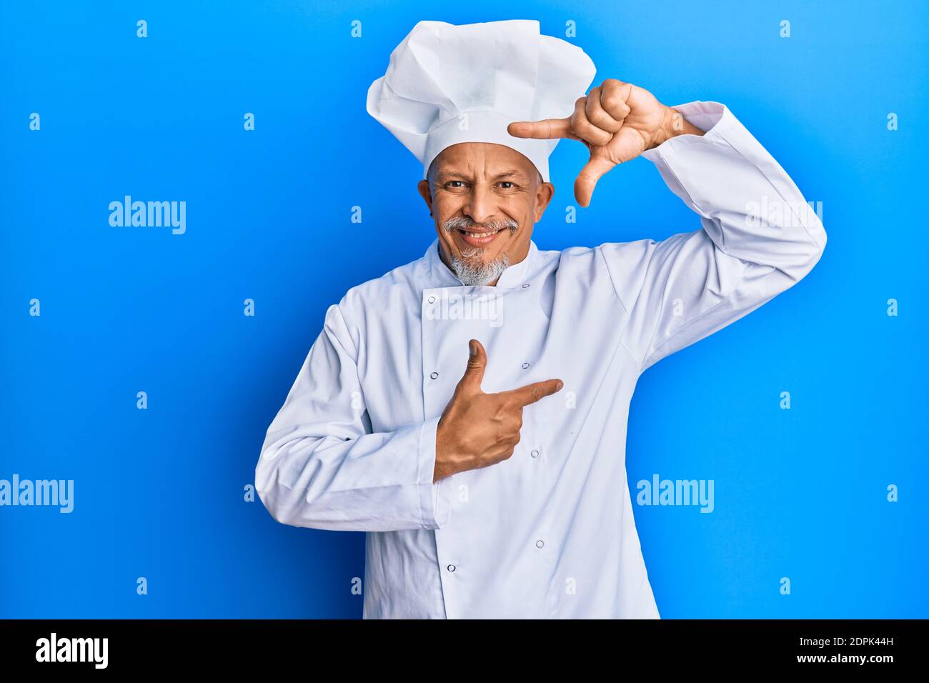 Uomo di media età con capelli grigi e uniforme professionale cuoco