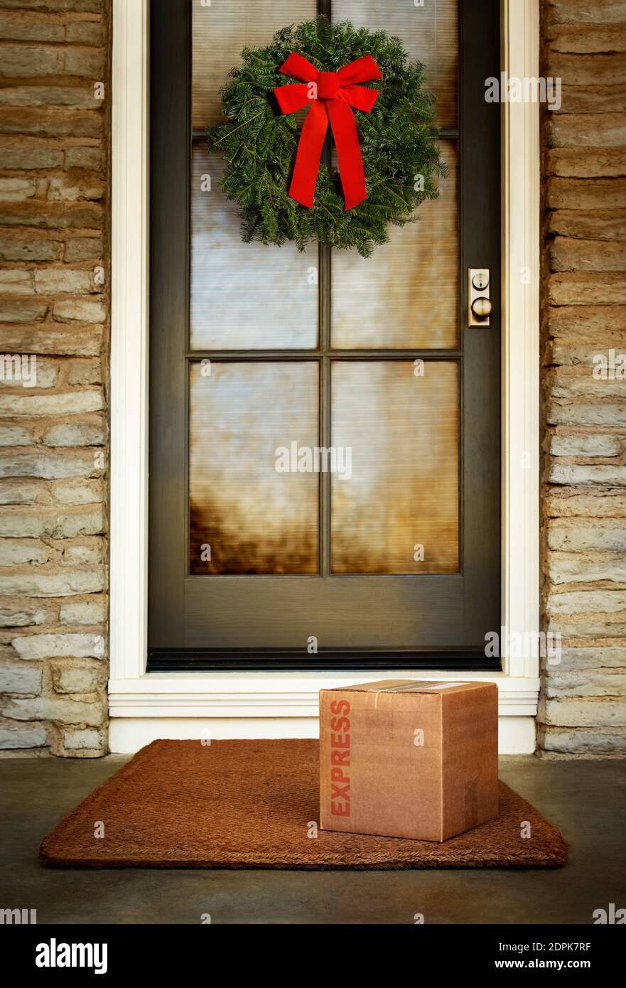 Confezione regalo Natale, consegna rapida alla porta di casa. Foto Stock