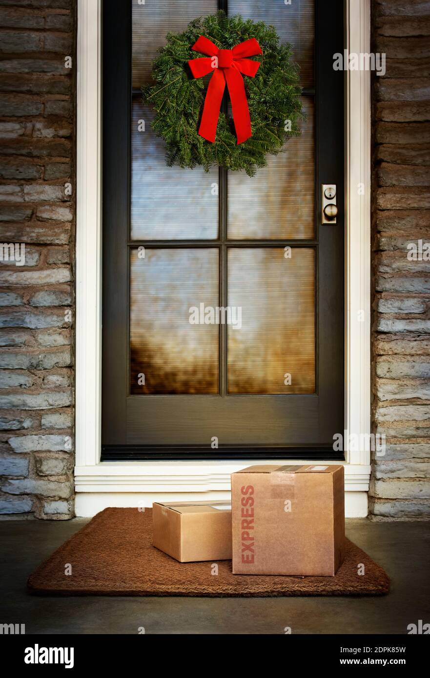 Confezioni regalo per le feste consegna express per tutta la notte alla porta di casa appena in tempo per Natale. Foto Stock