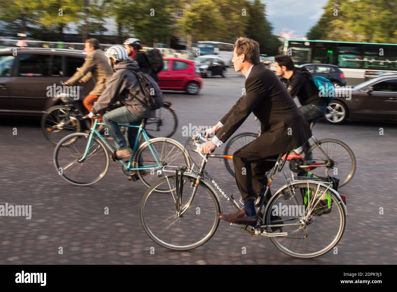 AVANT LA COP21 ET POUR LA JOURNEE MONDIALE SANS VOITURES - QUELQUES CYCLISTES TOURNENT DANS LA CIRCULATION AUTOUR DE L'ARC DE TRIOMPHE POUR DENONCER LES POLITIQUES QUI TOURNENT EN ROND ET NE S'ENGAGENT PAS EFFICACEMENT CONTRE LA POLLUTIONS ET EN FAVEUR DU CLIMAT Foto di Nasser Berzane/ABACAPRESS.COM Foto Stock