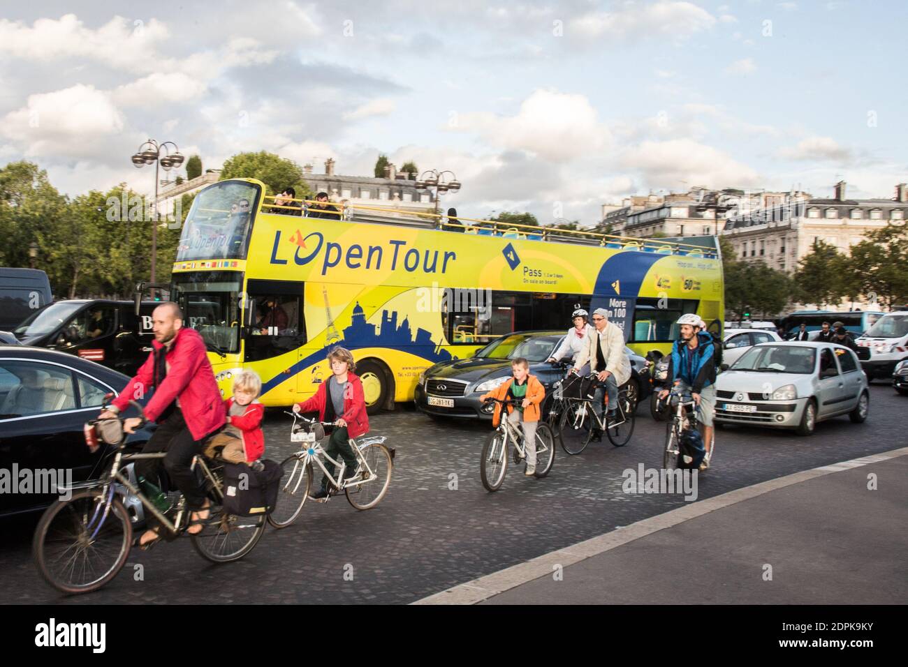 AVANT LA COP21 ET POUR LA JOURNEE MONDIALE SANS VOITURES - QUELQUES CYCLISTES TOURNENT DANS LA CIRCULATION AUTOUR DE L'ARC DE TRIOMPHE POUR DENONCER LES POLITIQUES QUI TOURNENT EN ROND ET NE S'ENGAGENT PAS EFFICACEMENT CONTRE LA POLLUTIONS ET EN FAVEUR DU CLIMAT Foto di Nasser Berzane/ABACAPRESS.COM Foto Stock