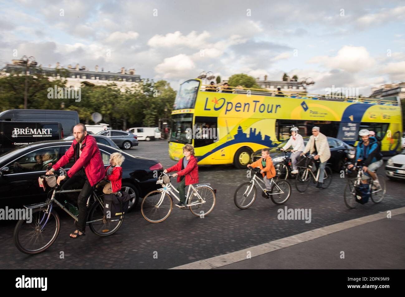 AVANT LA COP21 ET POUR LA JOURNEE MONDIALE SANS VOITURES - QUELQUES CYCLISTES TOURNENT DANS LA CIRCULATION AUTOUR DE L'ARC DE TRIOMPHE POUR DENONCER LES POLITIQUES QUI TOURNENT EN ROND ET NE S'ENGAGENT PAS EFFICACEMENT CONTRE LA POLLUTIONS ET EN FAVEUR DU CLIMAT Foto di Nasser Berzane/ABACAPRESS.COM Foto Stock