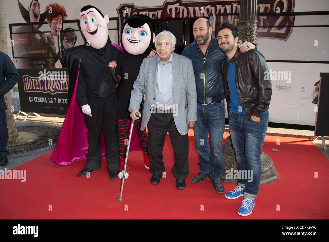 MICHEL GALABRU, KAD MERAD, ALEX GOUDE - PREMIERE DU FILM 'HOTEL TRANSYLVANIE 2' AU GAUMONT MARIGNAN CHAMPS ELYSEES FOTO DI NASSER BERZANE/ABACAPRESS.COM Foto Stock