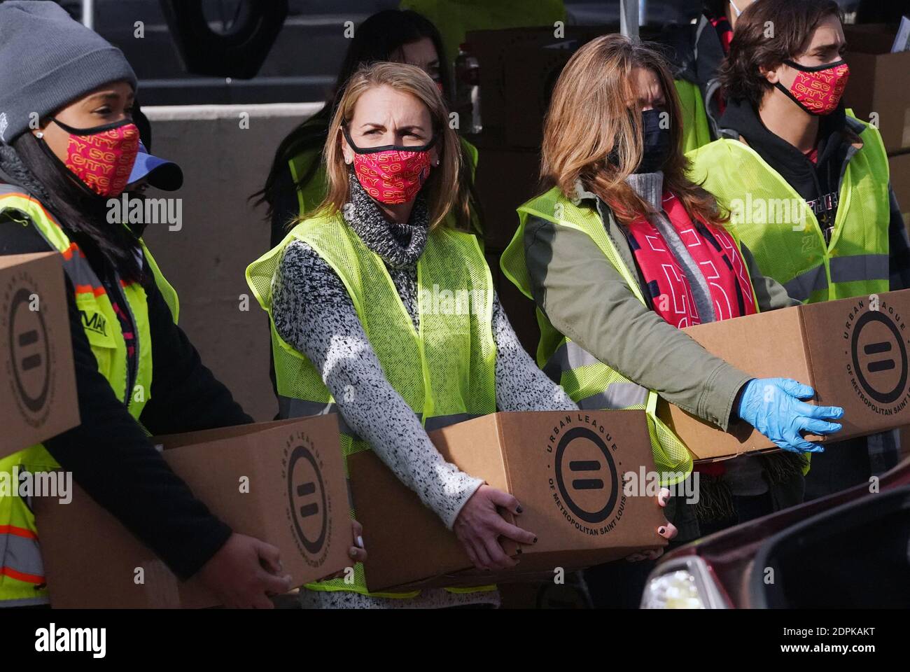 St. Louis, Stati Uniti. 19 dicembre 2020. Carolyn Kindle Betz, il proprietario principale della squadra di calcio della St. Louis SC Major League, attende con gli altri per mettere una scatola di cibo in un'auto, durante il give-a-way del cibo di Natale della Urban League a St. Louis sabato 19 dicembre 2020. Quasi 1300 famiglie hanno ricevuto cibo per le feste di Natale. Photo by Bill Greenblatt/UPI Credit: UPI/Alamy Live News Foto Stock