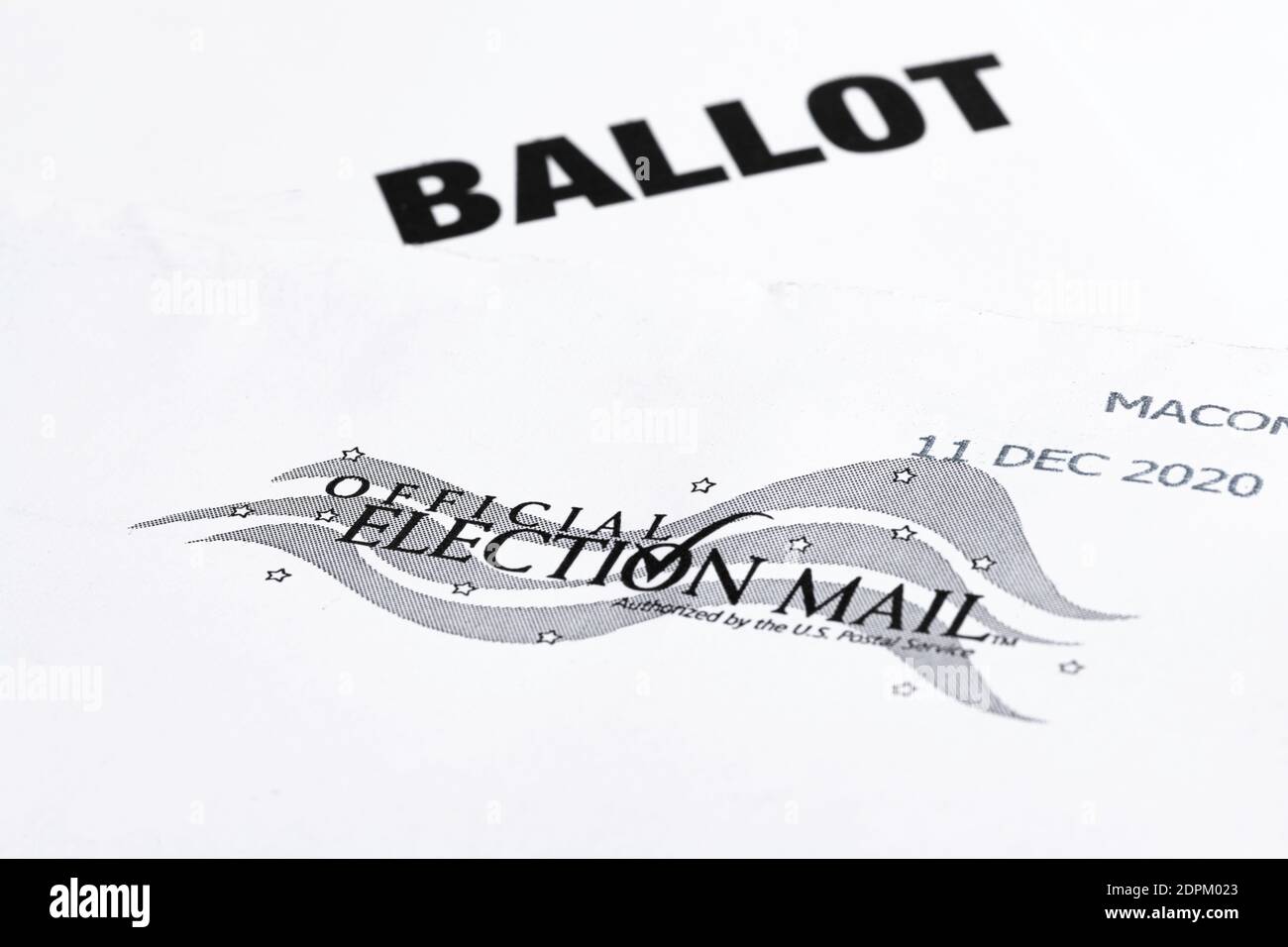 Vidalia, Georgia / USA - 16 dicembre 2020: Una macro shot del logo ufficiale delle elezioni americane stampato sulla parte anteriore di una busta bianca. Foto Stock