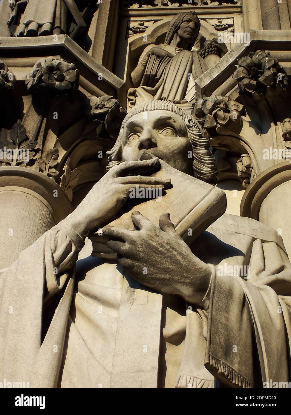 Una statua di un santo che stringe un libro dalla Cattedrale di San Giovanni il Divino. Foto Stock