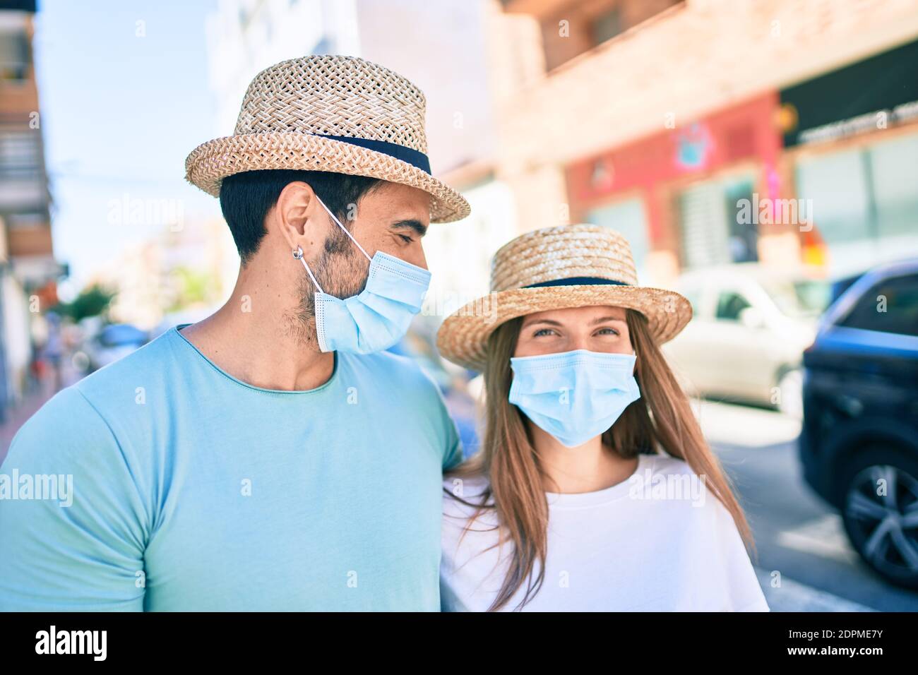 Giovane coppia di turisti fidanzati e fidanzati in estate maschera di  sicurezza da viaggio con coronavirus Foto stock - Alamy