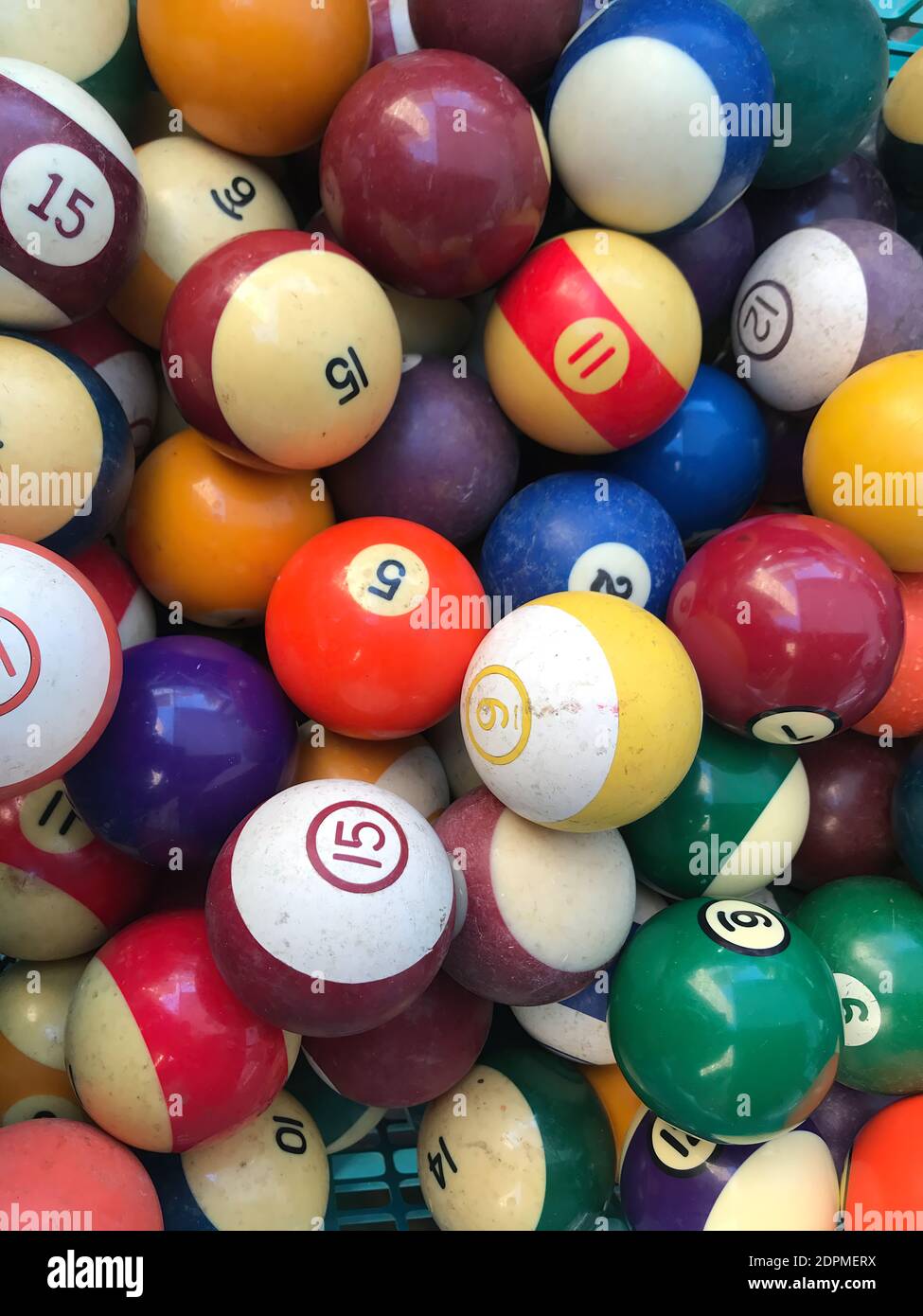 Una pila di palline da biliardo vintage multicolore Foto Stock