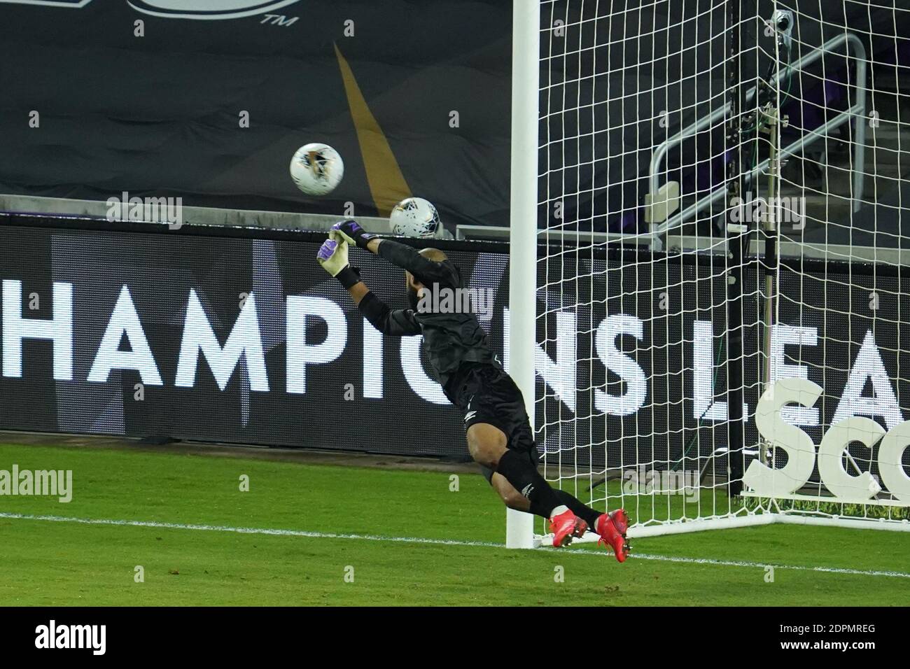 Orlando, Florida, USA CD Olimpia Goalkeeper Edrick Menjivar n°1 fare un salvataggio durante la Semifinale di CONCACAF. (Photo Credit: Marty Jean-Louis/Alamy Live News Foto Stock