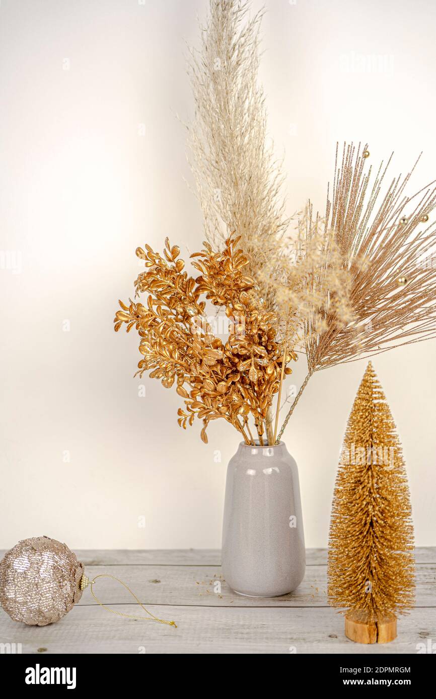 Composizione di erba di pampas con decorazione di rametto dorato