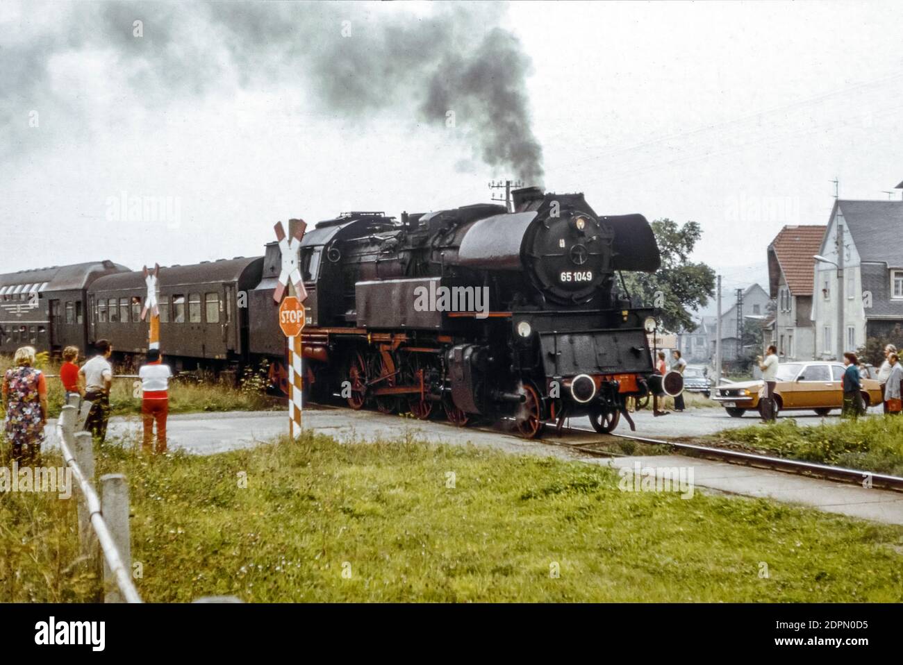 Guarda il treno con la locomotiva a vapore 65 1049 in un viaggio speciale a UN passaggio di livello a Plaue nel settembre 1979, Turingia, GDR, Germania, EUR Foto Stock