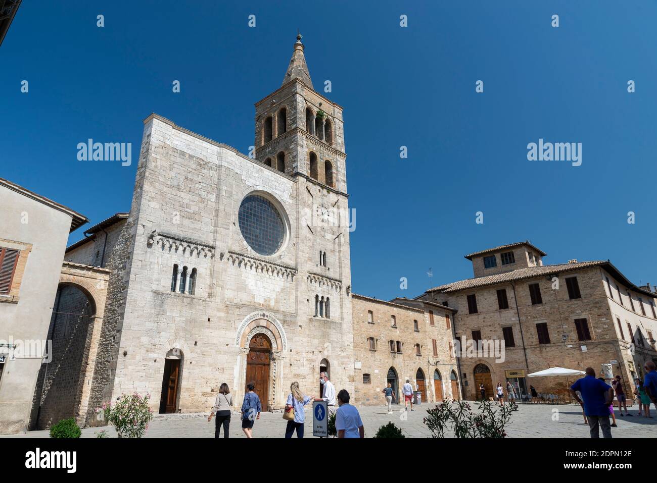 bevagna, italia agosto 13 2020: Chiesa Parrocchiale di San Michele Arcangelo in Il centro di Bevagna Foto Stock