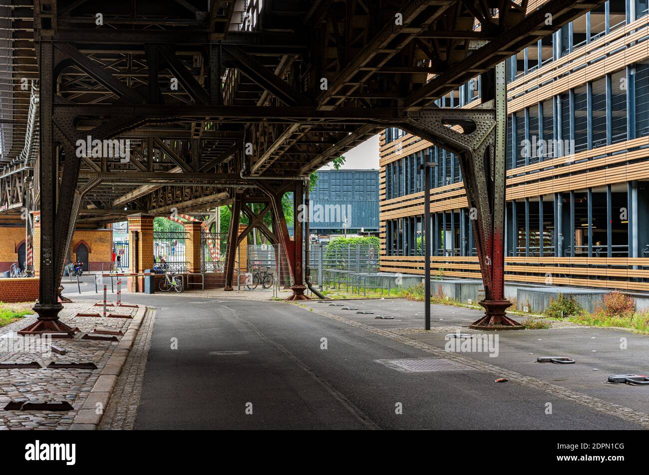 Ponte d'acciaio di un treno sopraelevato a Berlino Foto Stock