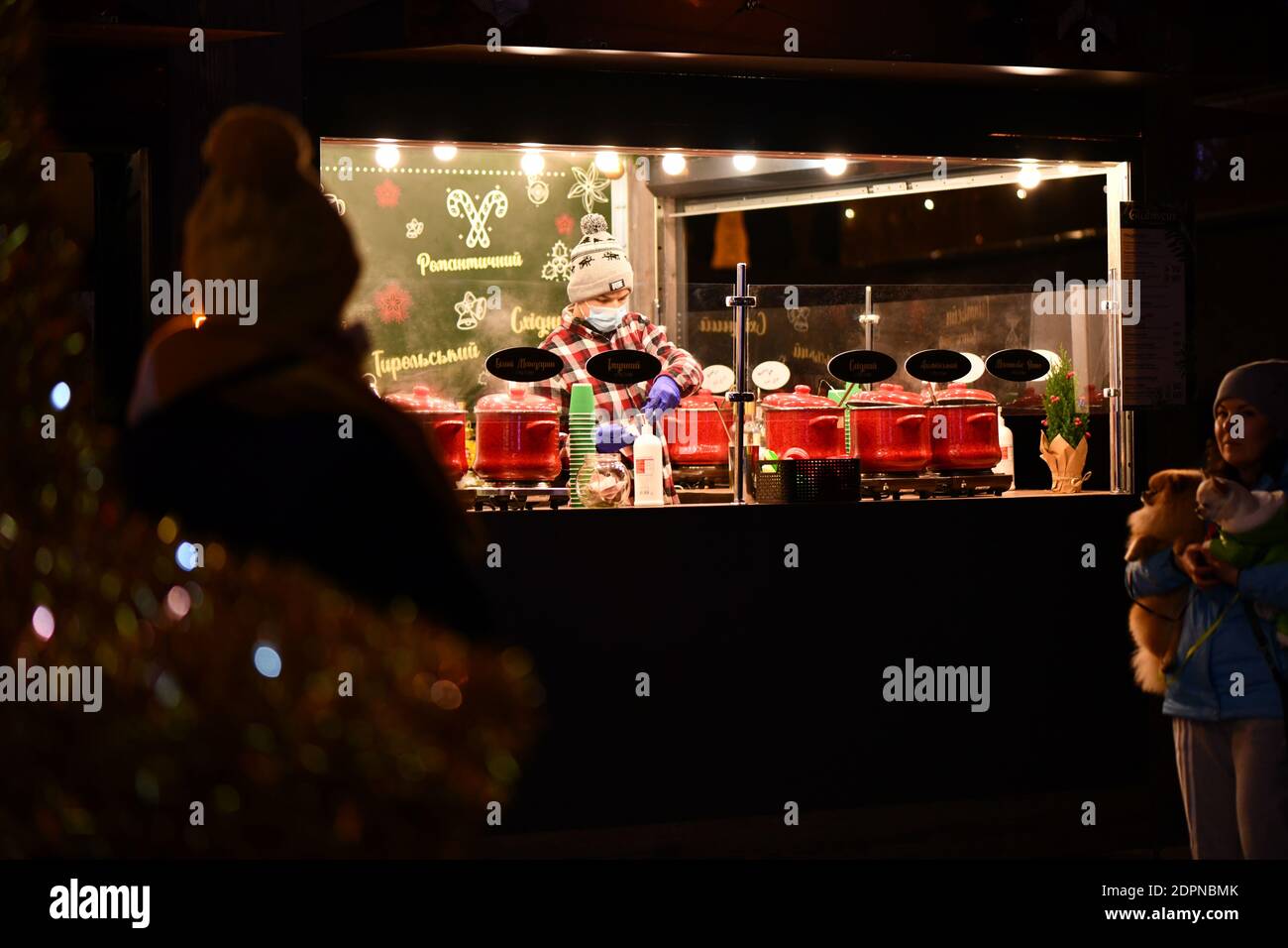 I visitatori dello spazio pubblico della fabbrica di cioccolato Roshen acquistano il cibo presso la fiera locale della strada. Foto Stock