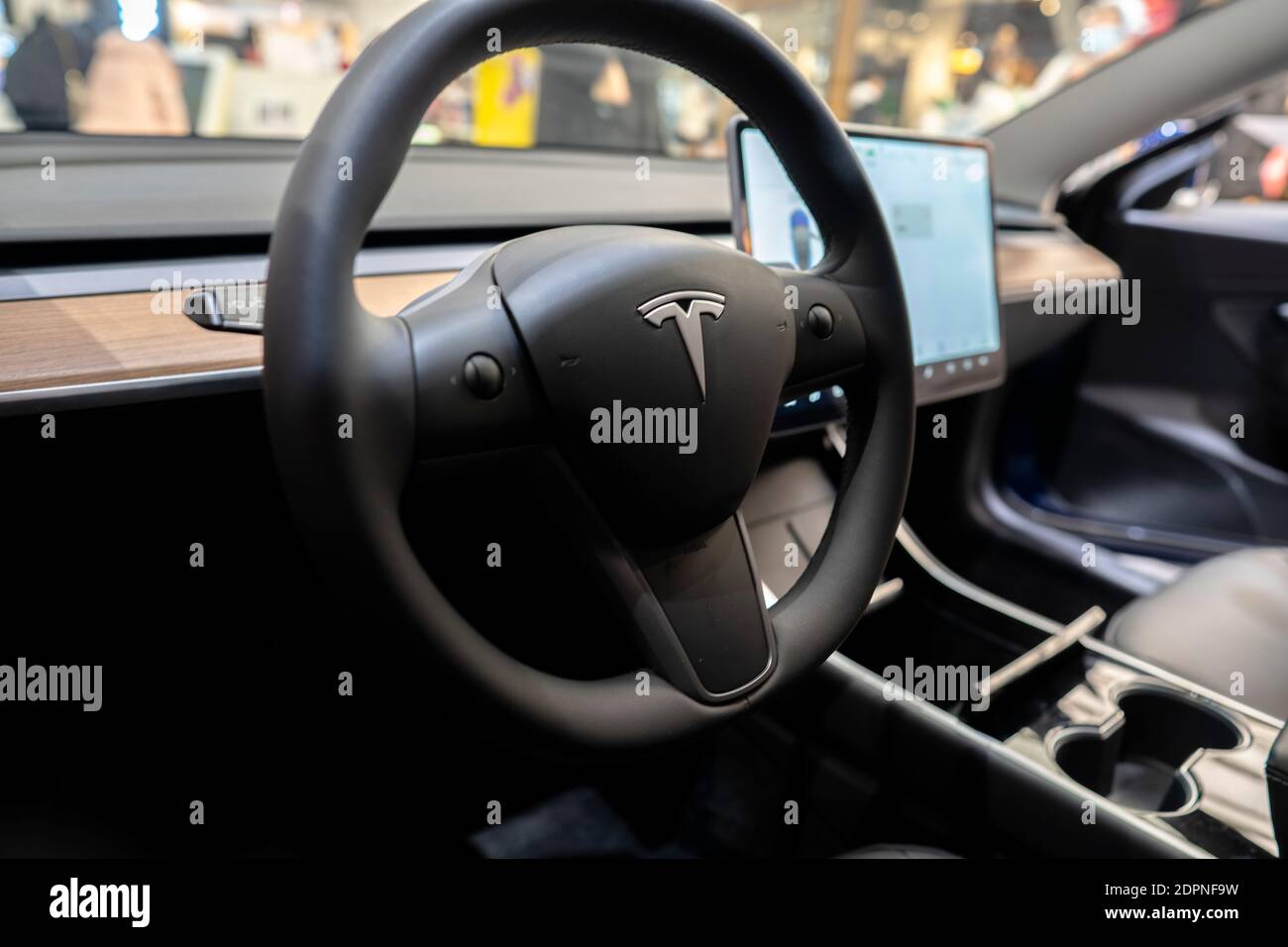 Interno della cabina di guida in un'auto Tesla Model 3 Foto Stock