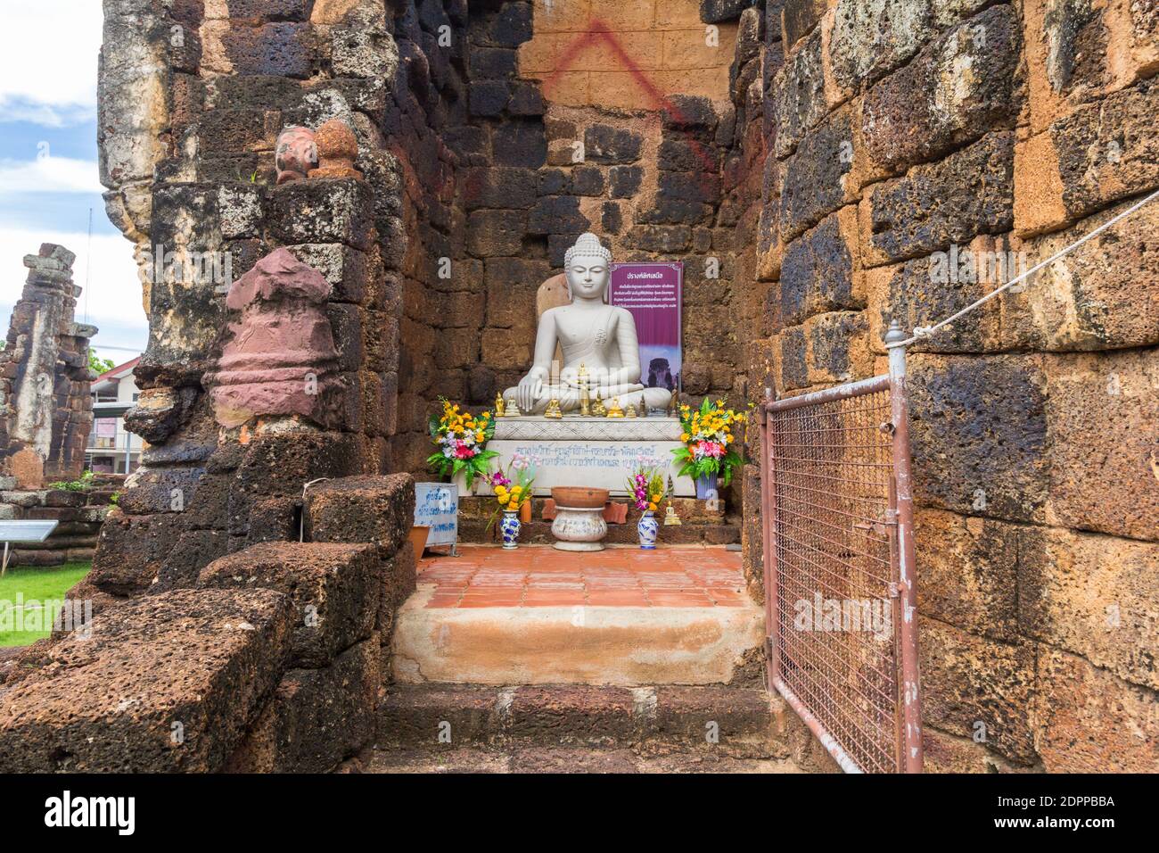 Wat Kamphaeng Laeng è una serie di antichi templi Khmer a Phetchaburi, Thailandia Foto Stock