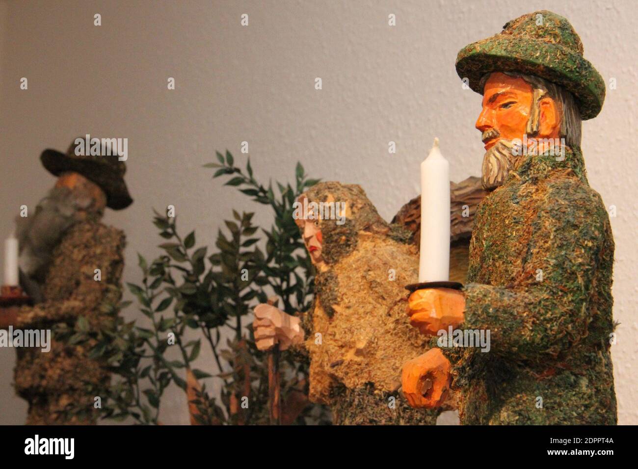 Falkenstein, Germania. 16 Dic 2020. I Mossman si trovano nel museo di storia locale di Falkenstein. All'inventario del museo di storia locale appartengono circa 70 mosmen di tutte le dimensioni e di tempi diversi. (A dpa 'Vogtland muss man: Pochi intagliatori conservano la figura leggendaria') Credit: Katrin Mädler/dpa-Zentralbild/dpa/Alamy Live News Foto Stock