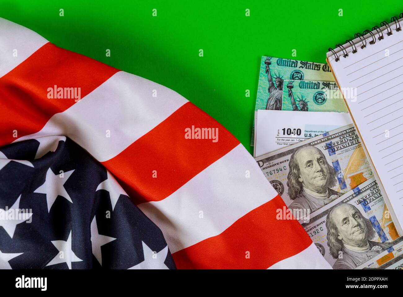 Controllo di retraun con 100 dollari USA valuta e blocco note a spirale Foto Stock