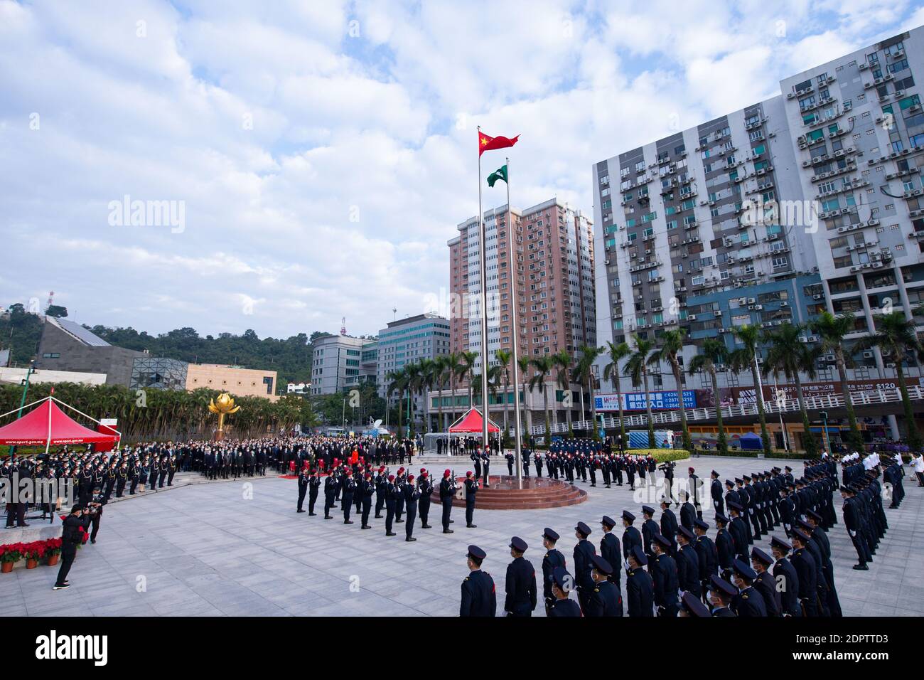 Macao, Cina. 20 dicembre 2020. Una cerimonia di bandiera che segna il 21° anniversario del ritorno di Macao alla patria si svolge presso la Golden Lotus Square di Macao, Cina meridionale, il 20 dicembre 2020. Credit: Cheong Kam Ka/Xinhua/Alamy Live News Foto Stock