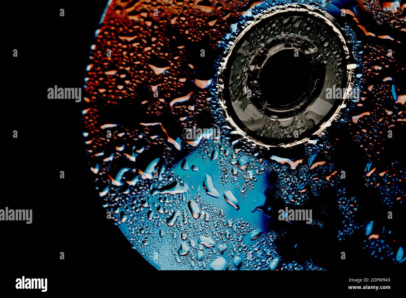 Macro shot di gocce d'acqua su un CD . Primo piano Foto Stock