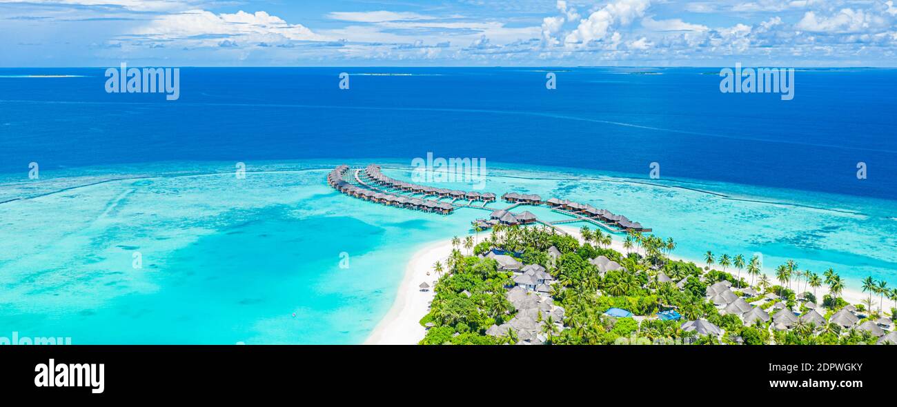 Maldive paradiso scenario. Paesaggio aereo tropicale, stagcape con lunghe ville d'acqua con mare e laguna incredibile spiaggia, natura tropicale. Esotico Foto Stock