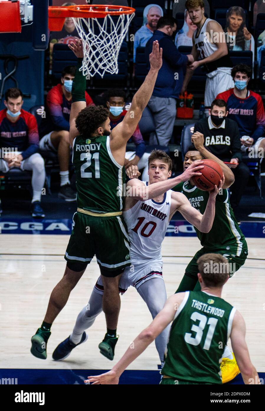 Moraga, CA, 19 dicembre 2020. Il centro di St. Mary's Gaels Mitchell Saxen (10) si muove verso il cerchio durante la partita di pallacanestro degli uomini della NCAA tra i Colorado state Rams e i Saint Mary's Gaels 53-33 vincono al McKeon Pavilion Moraga Calif. Thurman James/CSM/Alamy Live News Foto Stock