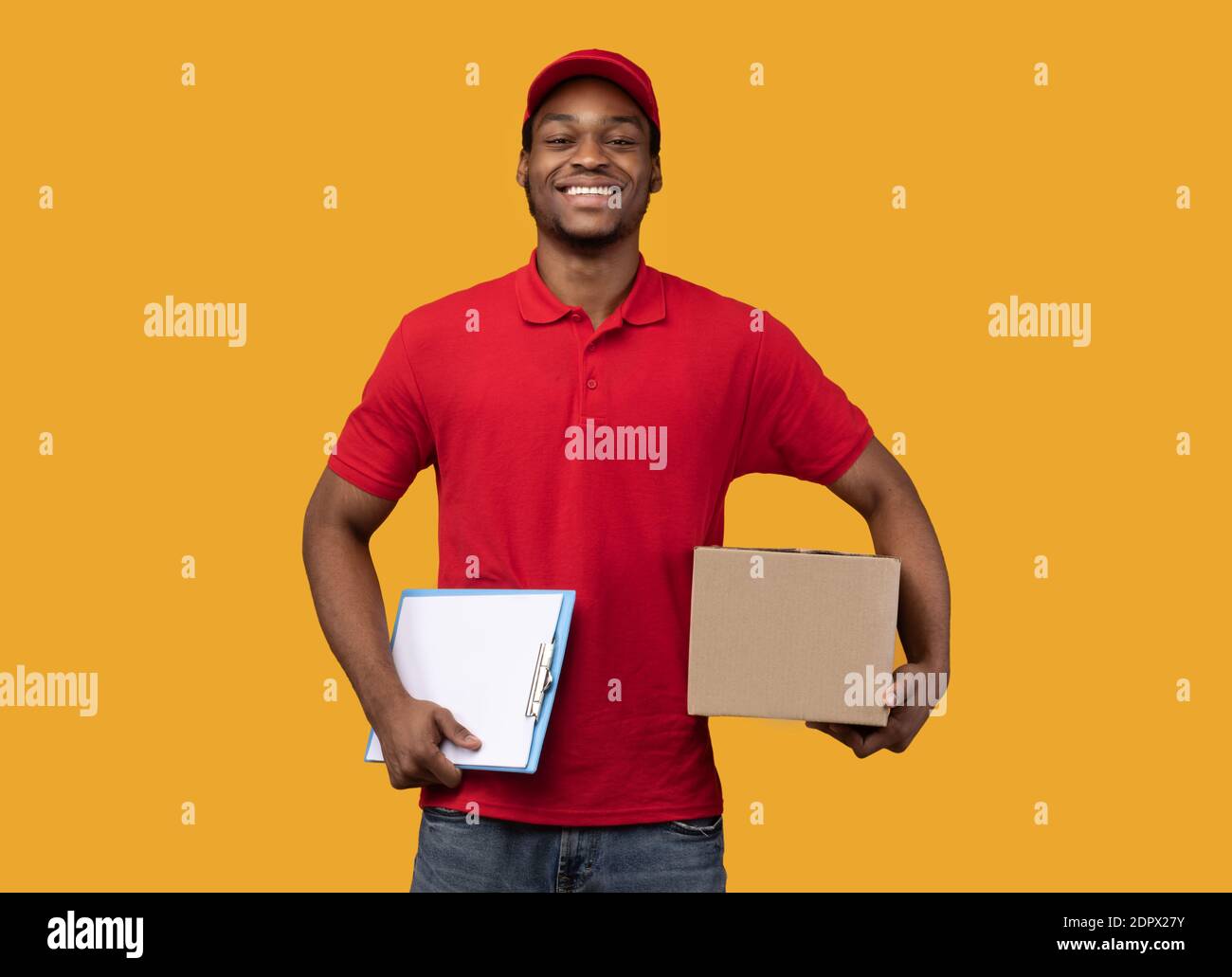Uomo di consegna afroamericano che tiene gli appunti e la scatola Foto Stock