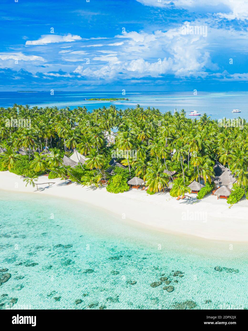 Foto aerea della bellissima spiaggia tropicale paradiso Maldive. Vista incredibile, acque turchesi blu della laguna, palme e spiaggia di sabbia bianca. Viaggi di lusso Foto Stock