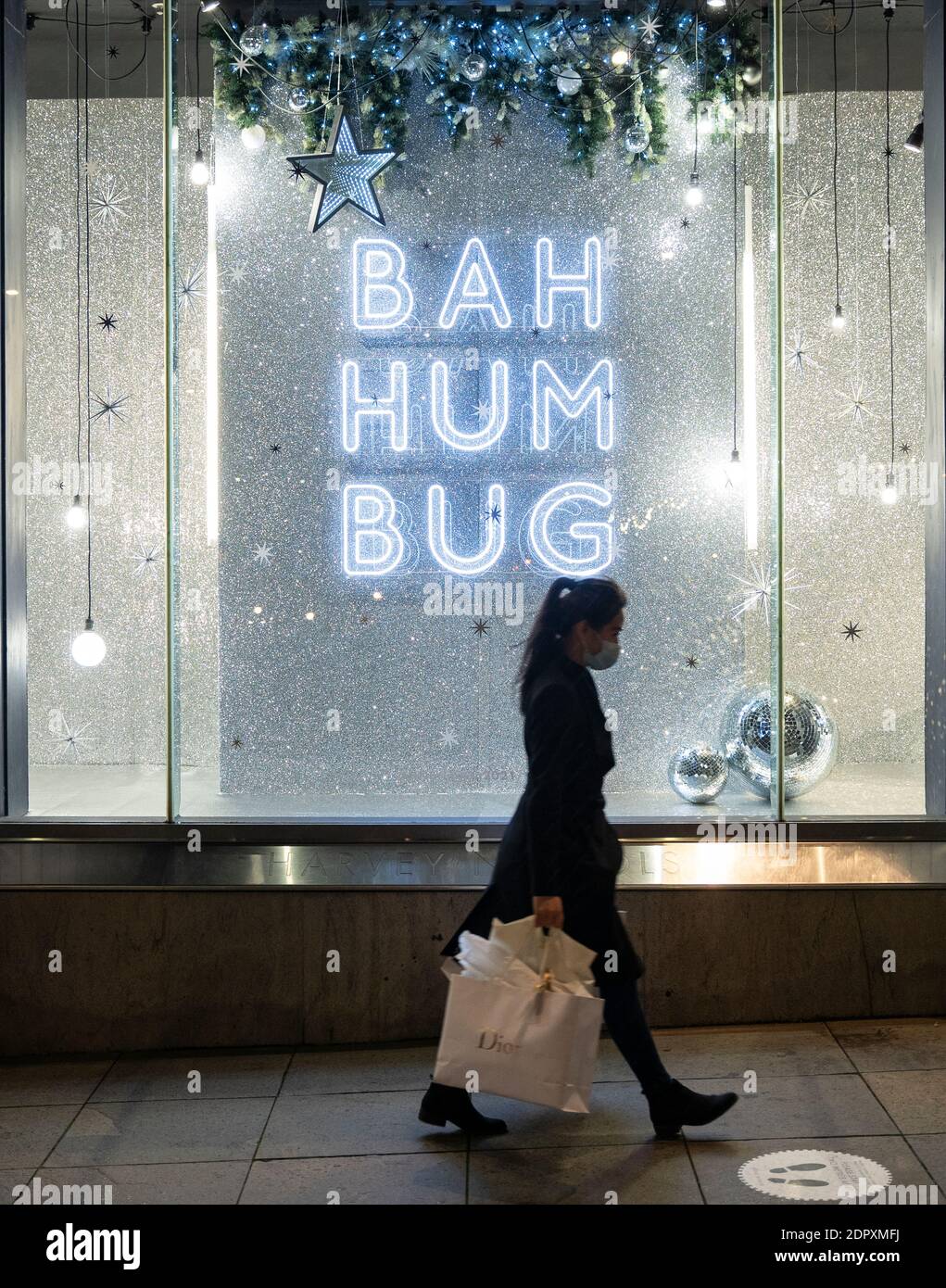 Edimburgo, Scozia, Regno Unito. 19 dicembre 2020. Vista delle strade e dei negozi del centro di Edimburgo la sera che il governo scozzese ha annunciato il blocco di livello 4 più alto sarà imposto dal giorno di Santo Stefano in Scozia. PIC; vetrina con messaggio natalizio in un negozio Harvey Nichols. Iain Masterton/Alamy Live News Foto Stock