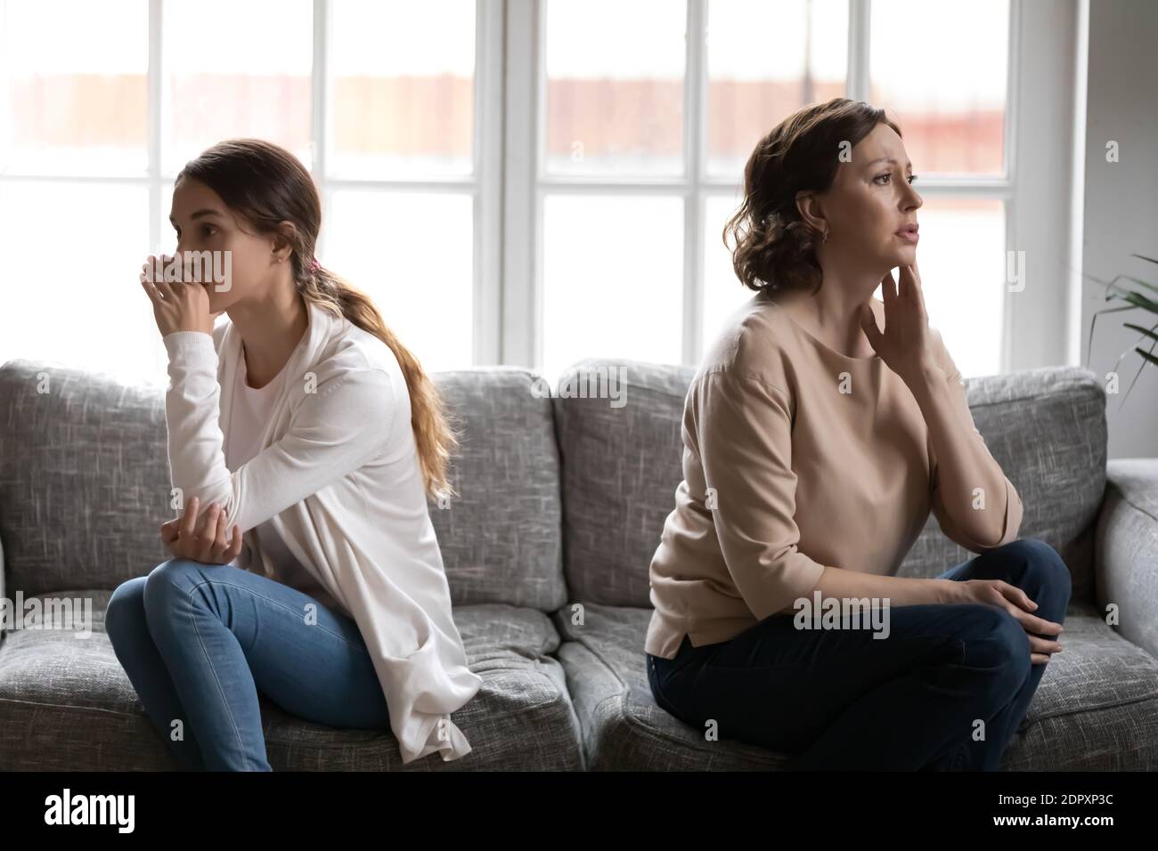 Figlia di ringhnup offesa e madre matura che si ignorano l'un l'altro Foto Stock
