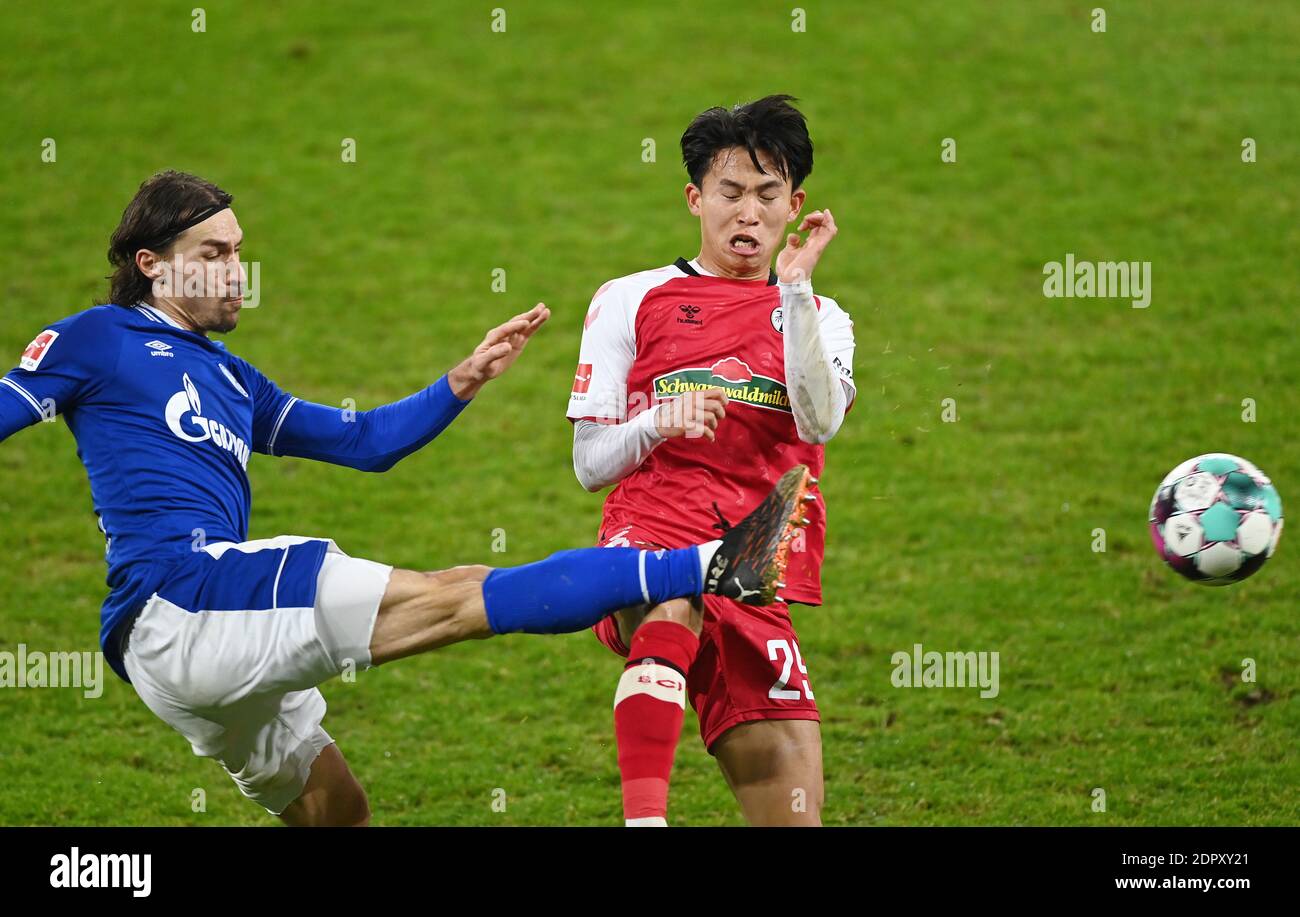 Da sinistra a destra Benjamin STAMBOULI (GE) e Wooyeong JEONG (FR), azione, duelli, calcio 1 ° Bundesliga, 12 ° giorno, FC Schalke 04 (GE) - SC Freiburg (FR) 0: 2, il 16 dicembre 2020 a Gelsenkirchen/Germania. Foto: Valeria Witters - Witters Sportphoto/Pool via FOTOAGENTUR SVEN SIMON le NORMATIVE DFL VIETANO L'USO DELLE FOTOGRAFIE COME SEQUENZE DI IMMAGINI E/O COME QUASI-VIDEO.USO ESCLUSIVAMENTE EDITORIALE. NESSUNA VENDITA SECONDARIA (RI-) ENTRO 48 ORE DOPO IL KICK-OFF. Solo per scopi giornalistici! Agenzie di stampa nazionali e internazionali NON RIVENDONO! ¬ | utilizzo in tutto il mondo Foto Stock