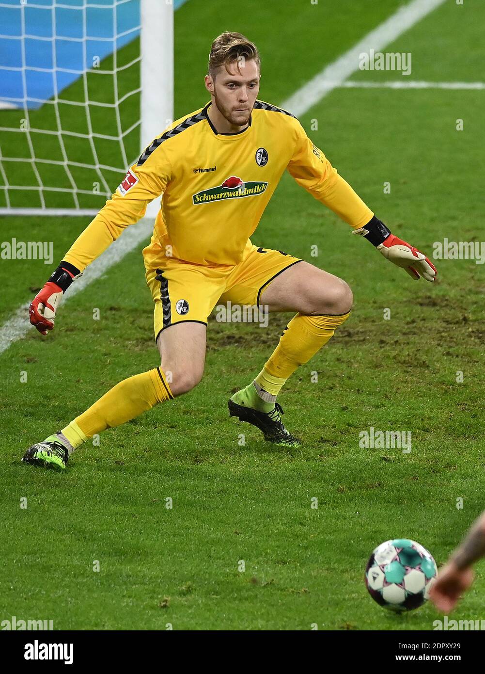 Goalwart Florian MUELLER (Mvºller, FR), azione individuale con palla, azione, calcio 1 ° Bundesliga, 12 ° giorno, FC Schalke 04 (GE) - SC Freiburg (FR) 0: 2, il 16 dicembre 2020 a Gelsenkirchen/Germania. Foto: Valeria Witters - Witters Sportphoto/Pool via FOTOAGENTUR SVEN SIMON le NORMATIVE DFL VIETANO L'USO DELLE FOTOGRAFIE COME SEQUENZE DI IMMAGINI E/O COME QUASI-VIDEO.USO ESCLUSIVAMENTE EDITORIALE. NESSUNA VENDITA SECONDARIA (RI-) ENTRO 48 ORE DOPO IL KICK-OFF. Solo per scopi giornalistici! Agenzie di stampa nazionali e internazionali NON RIVENDONO! ¬ | utilizzo in tutto il mondo Foto Stock