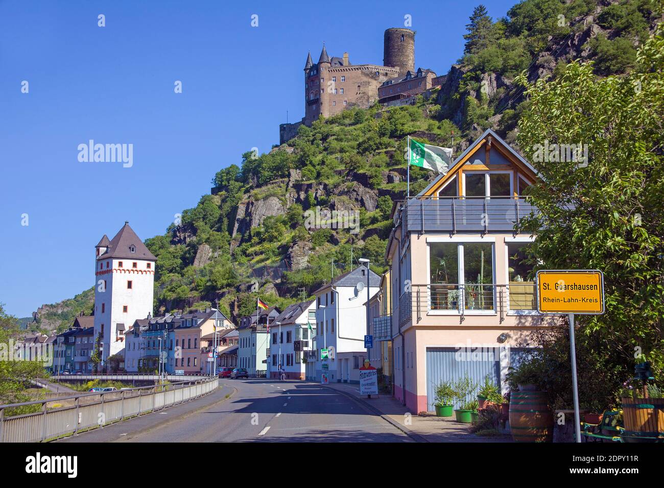 St. Goarshausen con torre quadrata e castello di Katz (Burg Katz), patrimonio dell'umanità dell'UNESCO, alta Valle del Medio Reno, Germania Foto Stock