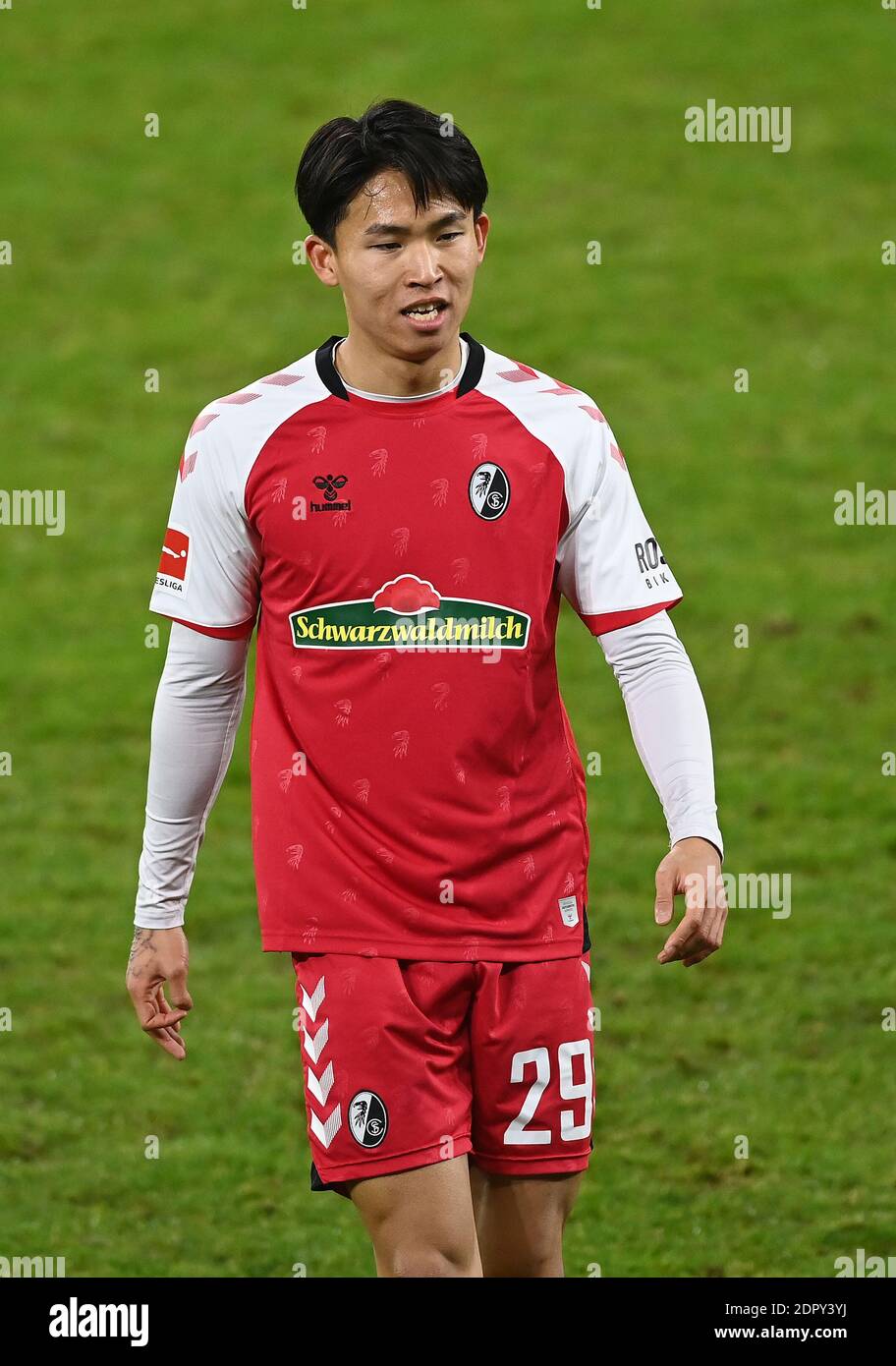 Wooyeong JEONG (FR), mezza figura, mezza figura, Gelsenkirchen, 16 dicembre 2020, calcio, Bundesliga, FC Schalke 04 - SC Friburgo Calcio 1. Bundesliga, 12° giorno, FC Schalke 04 (GE) - SC Freiburg (FR) 0: 2, il 16 dicembre 2020 a Gelsenkirchen/Germania. Foto: Valeria Witters - Witters Sportphoto/Pool via FOTOAGENTUR SVEN SIMON le NORMATIVE DFL VIETANO L'USO DELLE FOTOGRAFIE COME SEQUENZE DI IMMAGINI E/O COME QUASI-VIDEO.USO ESCLUSIVAMENTE EDITORIALE. NESSUNA VENDITA SECONDARIA (RI-) ENTRO 48 ORE DOPO IL KICK-OFF. Solo per scopi giornalistici! Agenzie di stampa nazionali e internazionali NON RIVENDONO! ¬ | usage worl Foto Stock