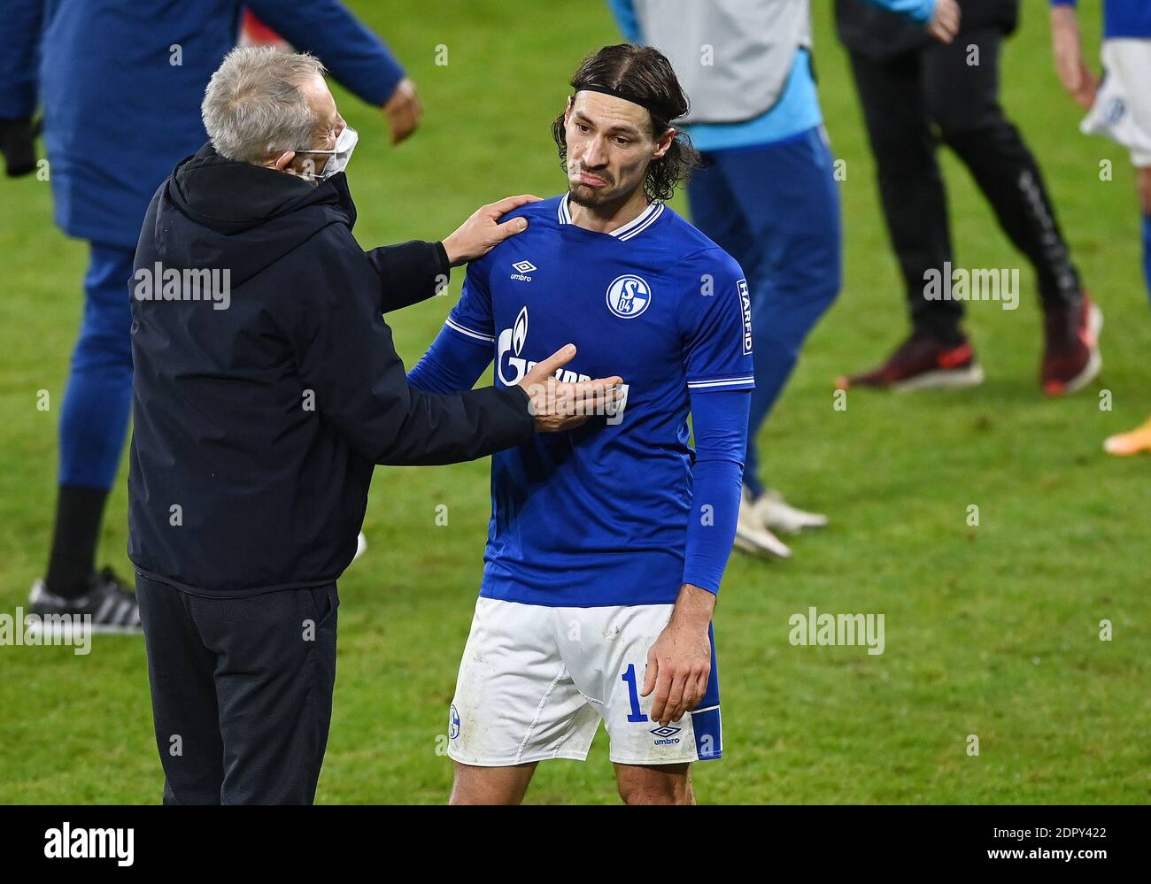 Christian STREICH (coach, FR) console Benjamin STAMBOULI (GE) Gelsenkirchen, 16 dicembre 2020, football, Bundesliga, FC Schalke 04 - SC Freiburg Soccer 1. Bundesliga, 12° giorno, FC Schalke 04 (GE) - SC Freiburg (FR) 0: 2, il 16 dicembre 2020 a Gelsenkirchen/Germania. Foto: Valeria Witters - Witters Sportphoto/Pool via FOTOAGENTUR SVEN SIMON le NORMATIVE DFL VIETANO L'USO DELLE FOTOGRAFIE COME SEQUENZE DI IMMAGINI E/O COME QUASI-VIDEO.USO ESCLUSIVAMENTE EDITORIALE. NESSUNA VENDITA SECONDARIA (RI-) ENTRO 48 ORE DOPO IL KICK-OFF. Solo per scopi giornalistici! Agenzie di stampa nazionali e internazionali NON RIVENDONO Foto Stock