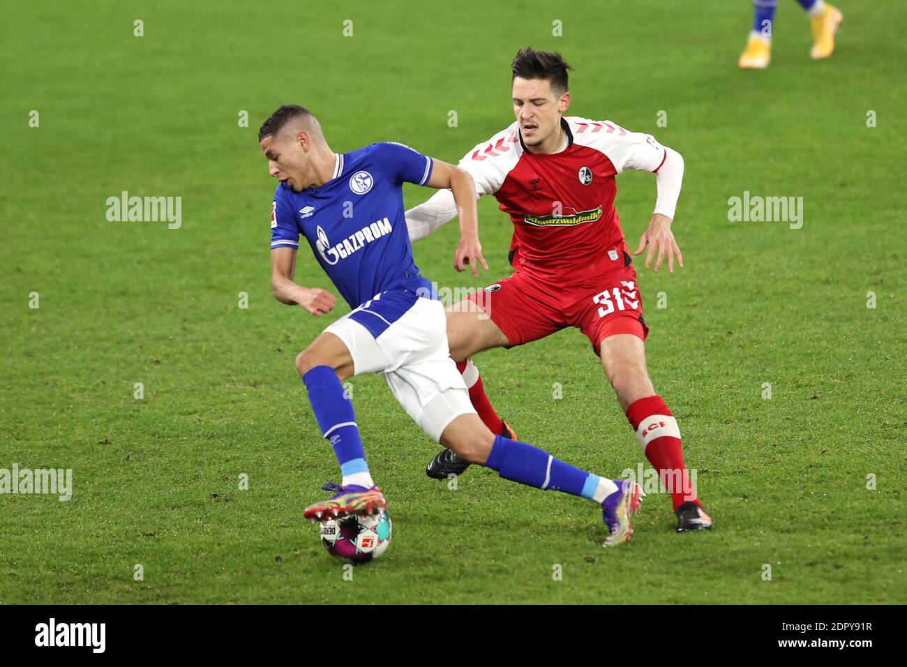 Keven SCHLOTTERBECK (FR) e amine HARIT (GE) azione, duelli, calcio 1 Bundesliga, 12 ° giorno, FC Schalke 04 (GE) - SC Freiburg (FR) 0: 2, il 16 dicembre 2020 a Gelsenkirchen/Germania. Foto: Juergen Fromme/Firo Sportphoto/Pool via FOTOAGENTUR SVEN SIMON le NORMATIVE DFL VIETANO QUALSIASI USO DI FOTOGRAFIE COME SEQUENZE DI IMMAGINI E/O QUASI-VIDEO.USO ESCLUSIVAMENTE EDITORIALE. NESSUNA VENDITA SECONDARIA (RI-) ENTRO 48 ORE DOPO IL KICK-OFF. Solo per scopi giornalistici! Agenzie di stampa nazionali e internazionali NON RIVENDONO! ¬ | utilizzo in tutto il mondo Foto Stock