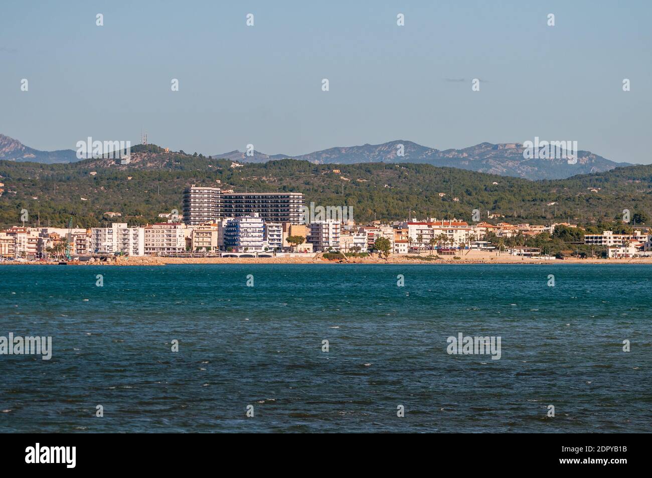 Vista skyline della città di Ampolla dal mare, Tarragona, Catalogna, Spagna Foto Stock