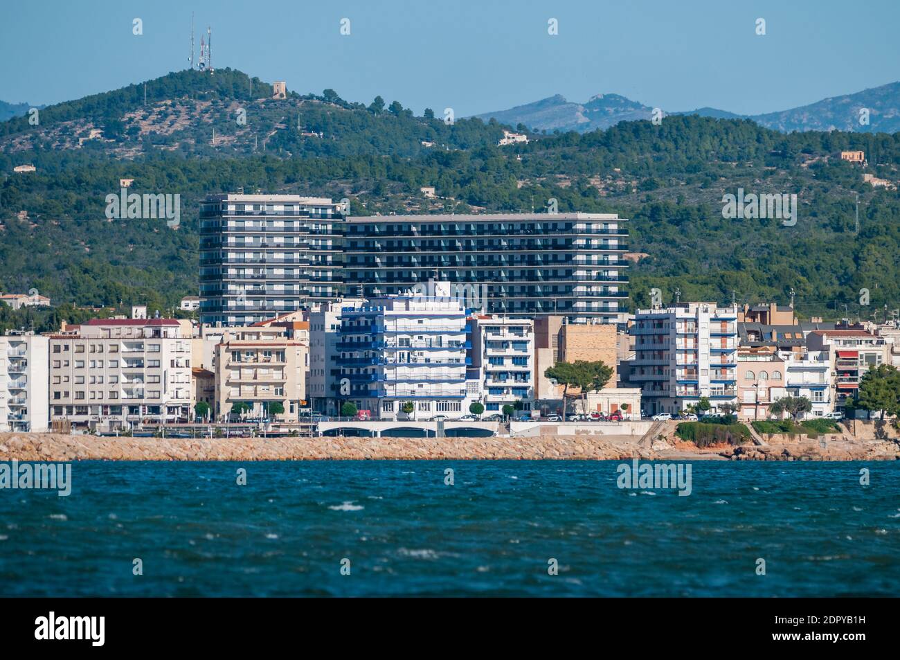 Vista skyline della città di Ampolla dal mare, Tarragona, Catalogna, Spagna Foto Stock