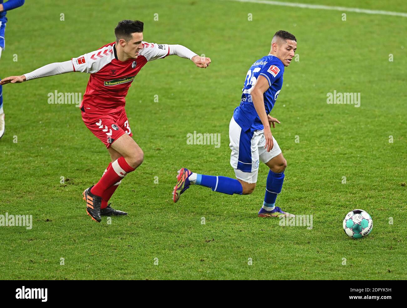 Da sinistra a destra Keven SCHLOTTERBECK (FR) e Amine HARIT (GE), azione, duelli, calcio 1 ° Bundesliga, 12 ° giorno, FC Schalke 04 (GE) - SC Freiburg (FR) 0: 2, il 16 dicembre 2020 a Gelsenkirchen/Germania. Foto: Valeria Witters - Witters Sportphoto/Pool via FOTOAGENTUR SVEN SIMON le NORMATIVE DFL VIETANO L'USO DELLE FOTOGRAFIE COME SEQUENZE DI IMMAGINI E/O COME QUASI-VIDEO.USO ESCLUSIVAMENTE EDITORIALE. NESSUNA VENDITA SECONDARIA (RI-) ENTRO 48 ORE DOPO IL KICK-OFF. Solo per scopi giornalistici! Agenzie di stampa nazionali e internazionali NON RIVENDONO! ¬ | utilizzo in tutto il mondo Foto Stock