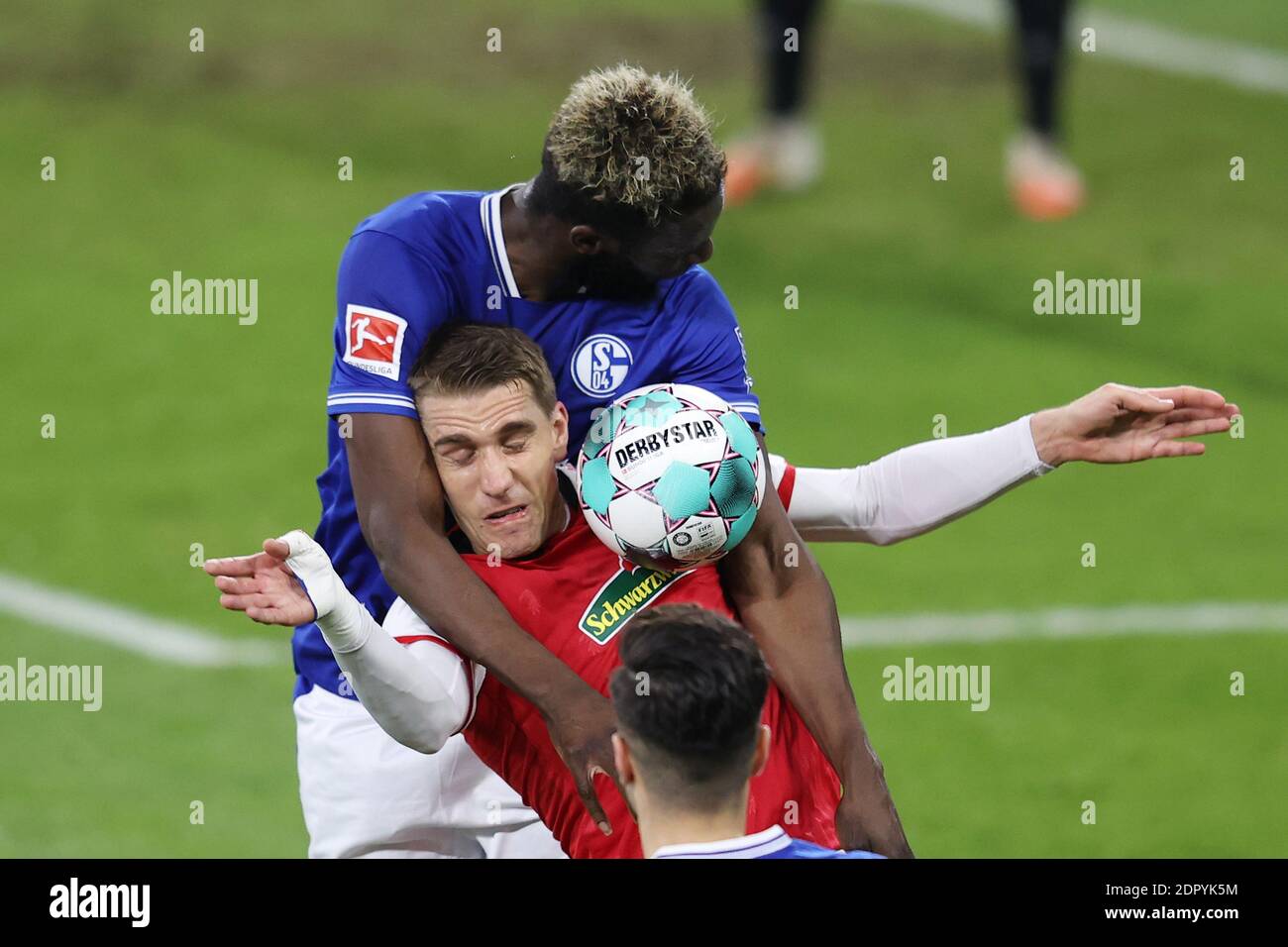 Salif SANE (GE), Nils PETERSEN (FR), azione, duelli, header, header duel, header, duello, header duello, duello, duelli, duello, SCF Nils Petersen, S04 Salif Sanv © , Sane, football 1. Bundesliga, 12° giorno, FC Schalke 04 (GE) - SC Freiburg (FR) 0: 2, il 16 dicembre 2020 a Gelsenkirchen/Germania. Foto: Juergen Fromme/Firo Sportphoto/Pool via FOTOAGENTUR SVEN SIMON le NORMATIVE DFL VIETANO QUALSIASI USO DI FOTOGRAFIE COME SEQUENZE DI IMMAGINI E/O QUASI-VIDEO.USO ESCLUSIVAMENTE EDITORIALE. NESSUNA VENDITA SECONDARIA (RI-) ENTRO 48 ORE DOPO IL KICK-OFF. Solo per scopi giornalistici! Agenzie di stampa nazionali e internazionali NO Foto Stock