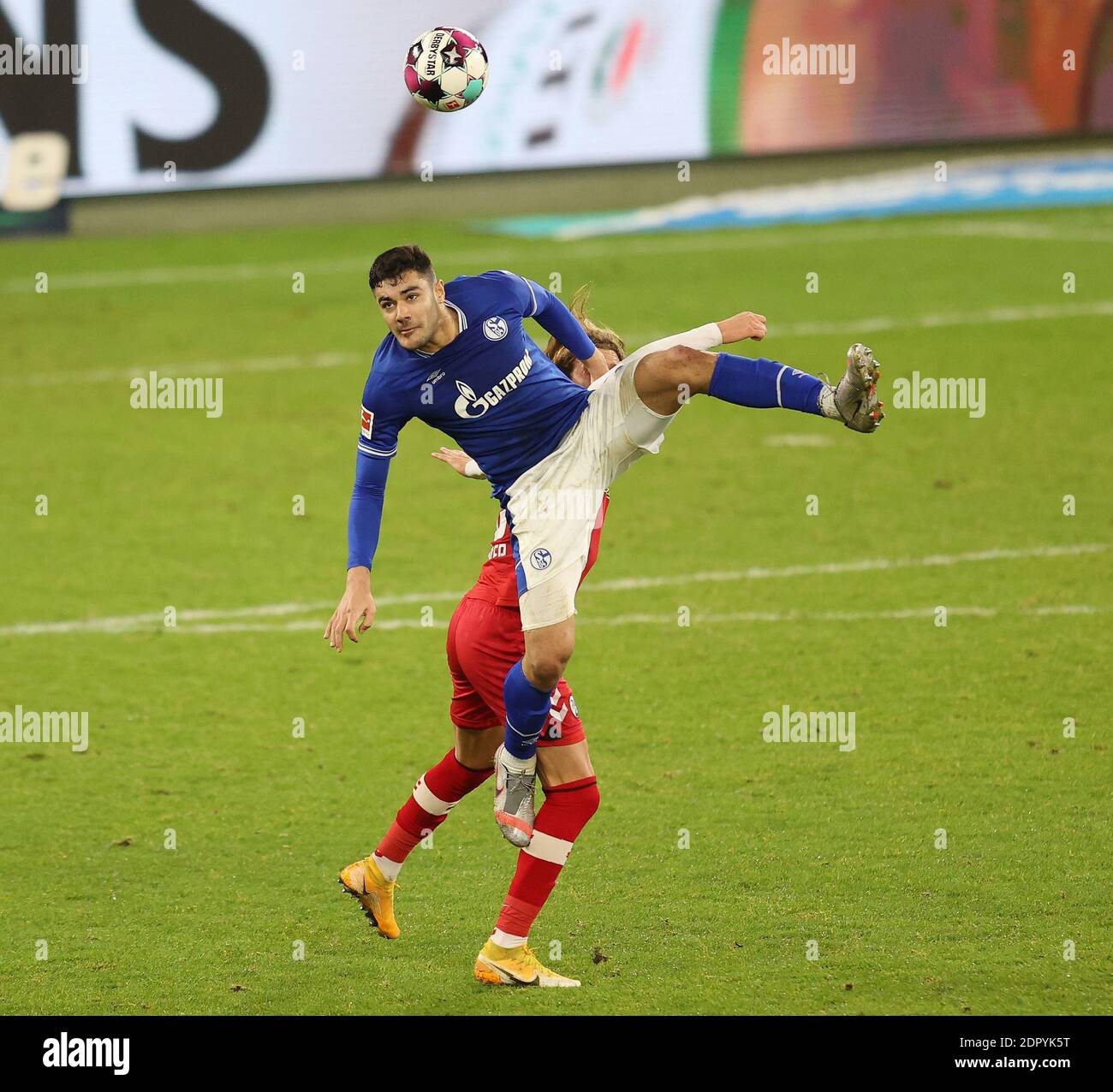 Ozan KABAK (GE) e Lucas HOELER (HV? Ler, FR), azione, duelli, header, header duello, calcio 1 Bundesliga, 12 ° giorno, FC Schalke 04 (GE) - SC Freiburg (FR) 0: 2, il 16 dicembre 2020 a Gelsenkirchen/Germania. Foto: Juergen Fromme/Firo Sportphoto/Pool via FOTOAGENTUR SVEN SIMON le NORMATIVE DFL VIETANO QUALSIASI USO DI FOTOGRAFIE COME SEQUENZE DI IMMAGINI E/O QUASI-VIDEO.USO ESCLUSIVAMENTE EDITORIALE. NESSUNA VENDITA SECONDARIA (RI-) ENTRO 48 ORE DOPO IL KICK-OFF. Solo per scopi giornalistici! Agenzie di stampa nazionali e internazionali NON RIVENDONO! ¬ | utilizzo in tutto il mondo Foto Stock